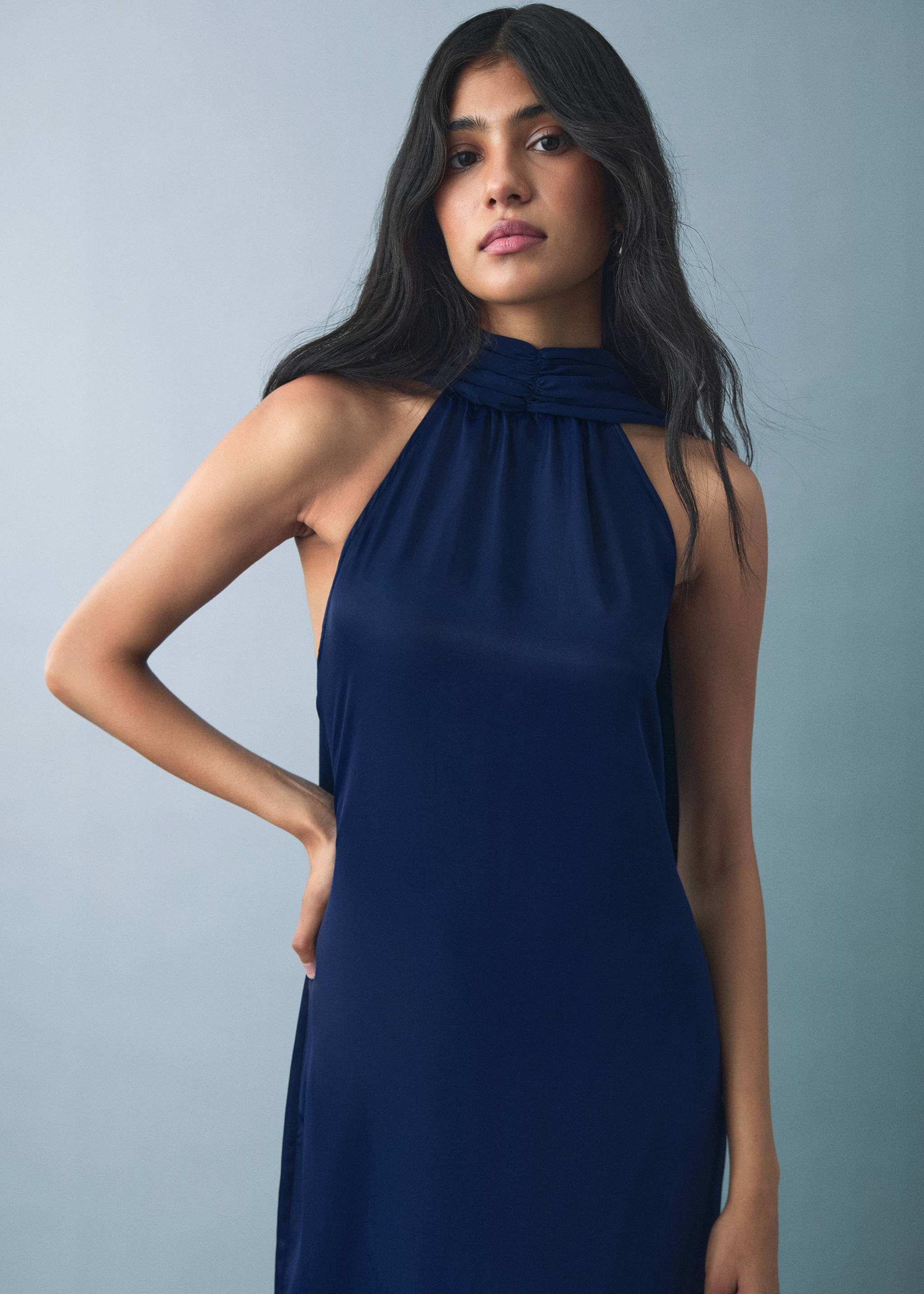 Vestido acetinado com gola halter - Pormenor do artigo 1