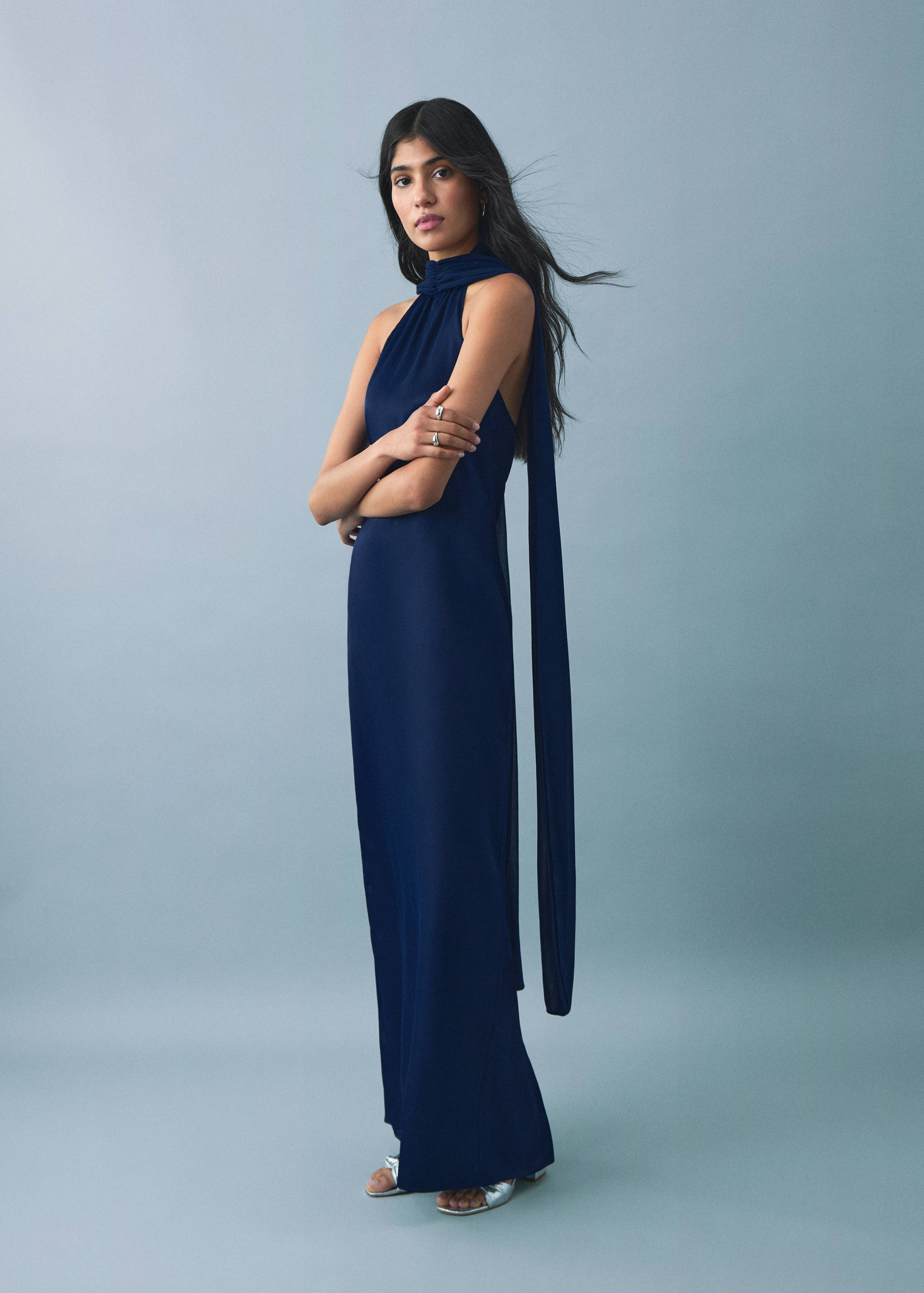 Vestido acetinado com gola halter - Pormenor do artigo 2