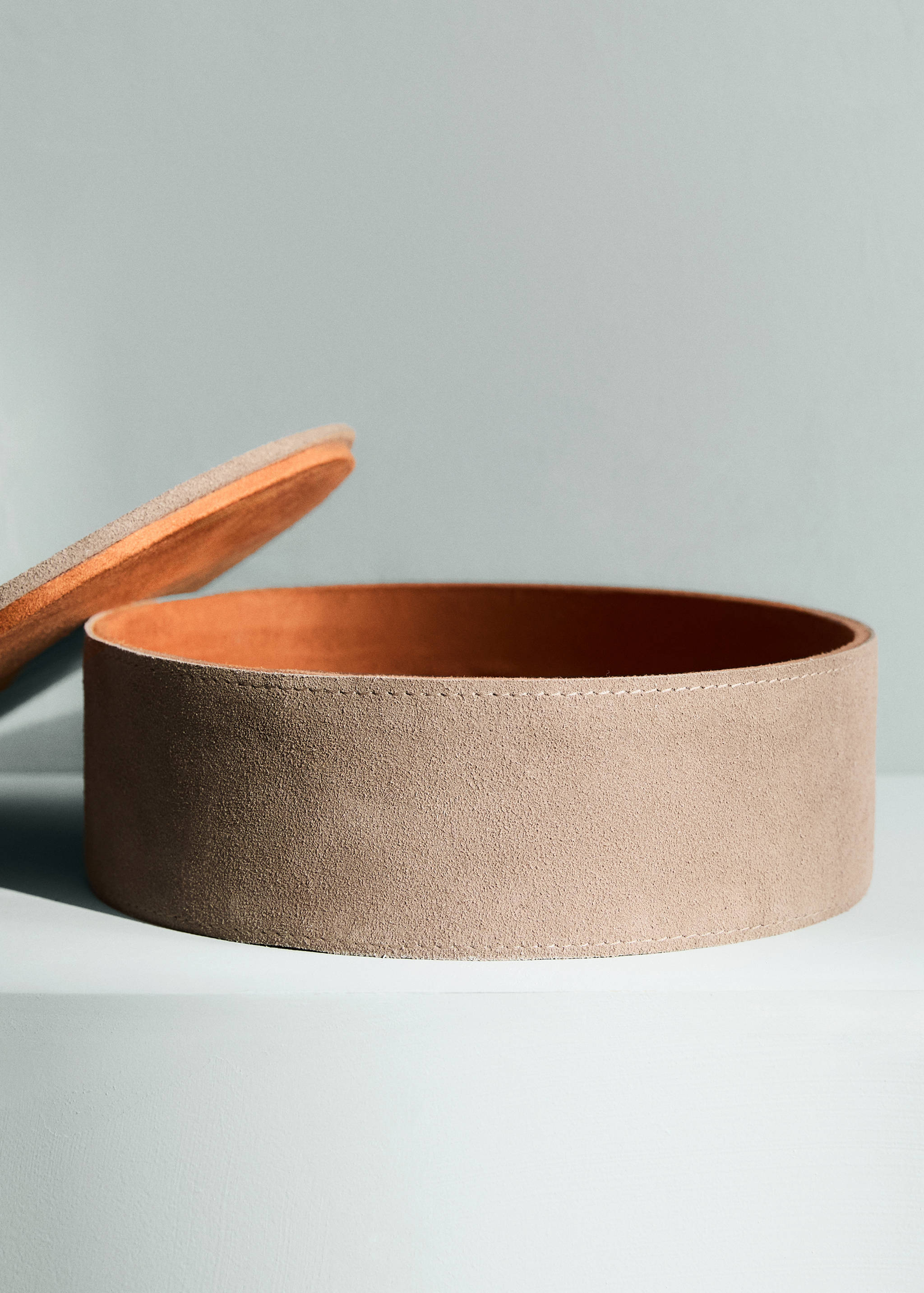 Large bicolour leather round box - General plane