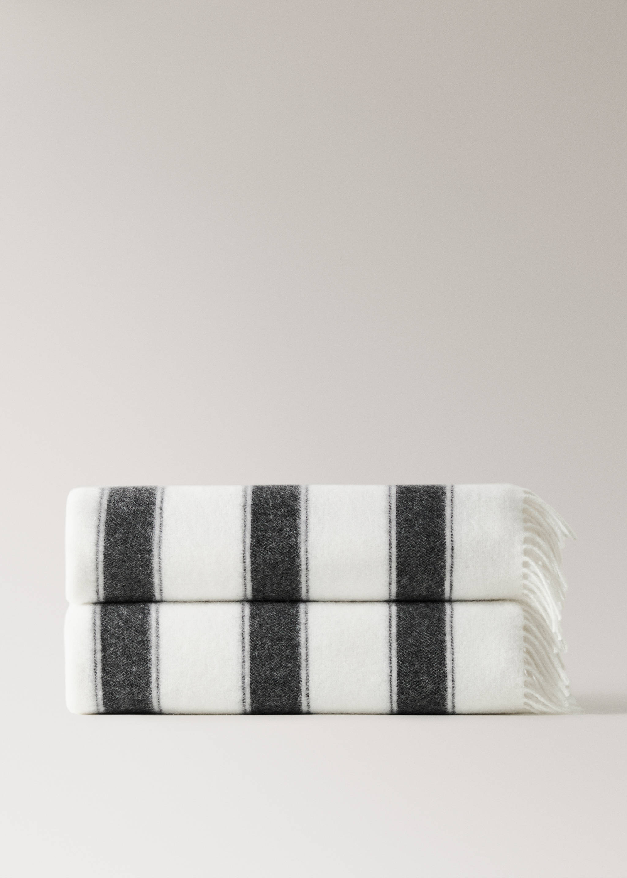 Zweifarbige Streifen-Wolldecke - Artikel ohne Model