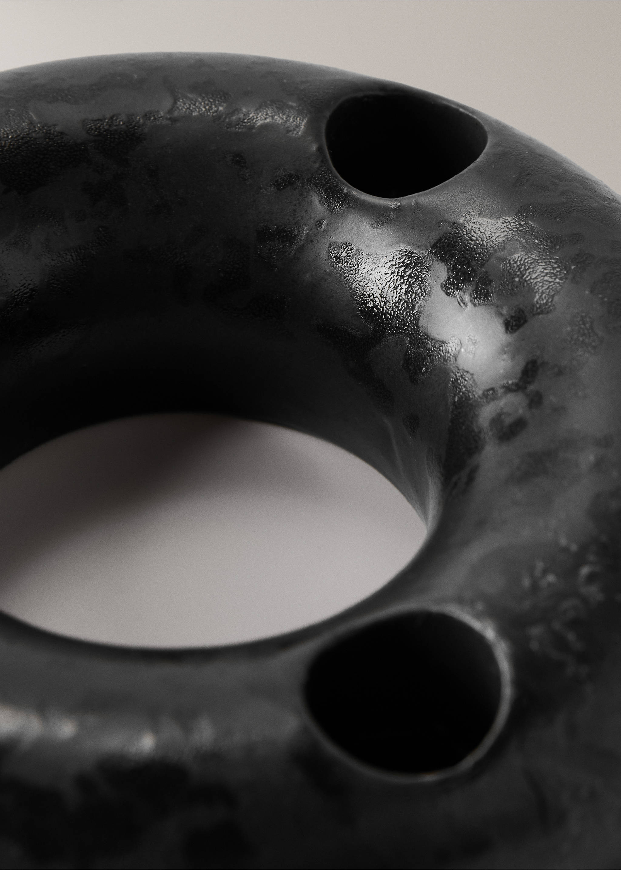 Round stoneware chandelier - Details of the article 2, Black. Ref: 17021533-00.