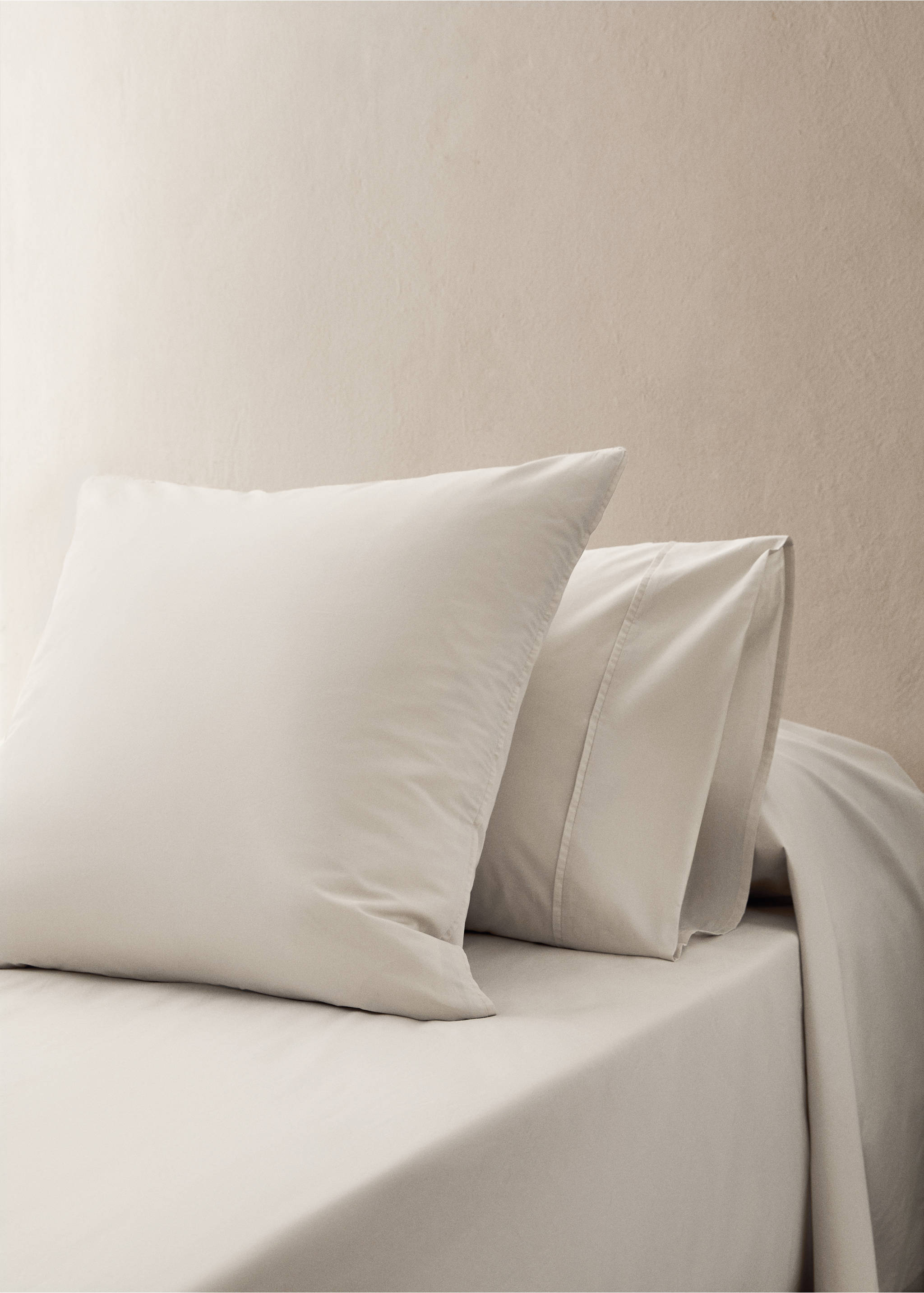 Two 300-thread percale cotton pillowcases 60x60 cm - General plane, Ivory White. Ref: 17021558-00.