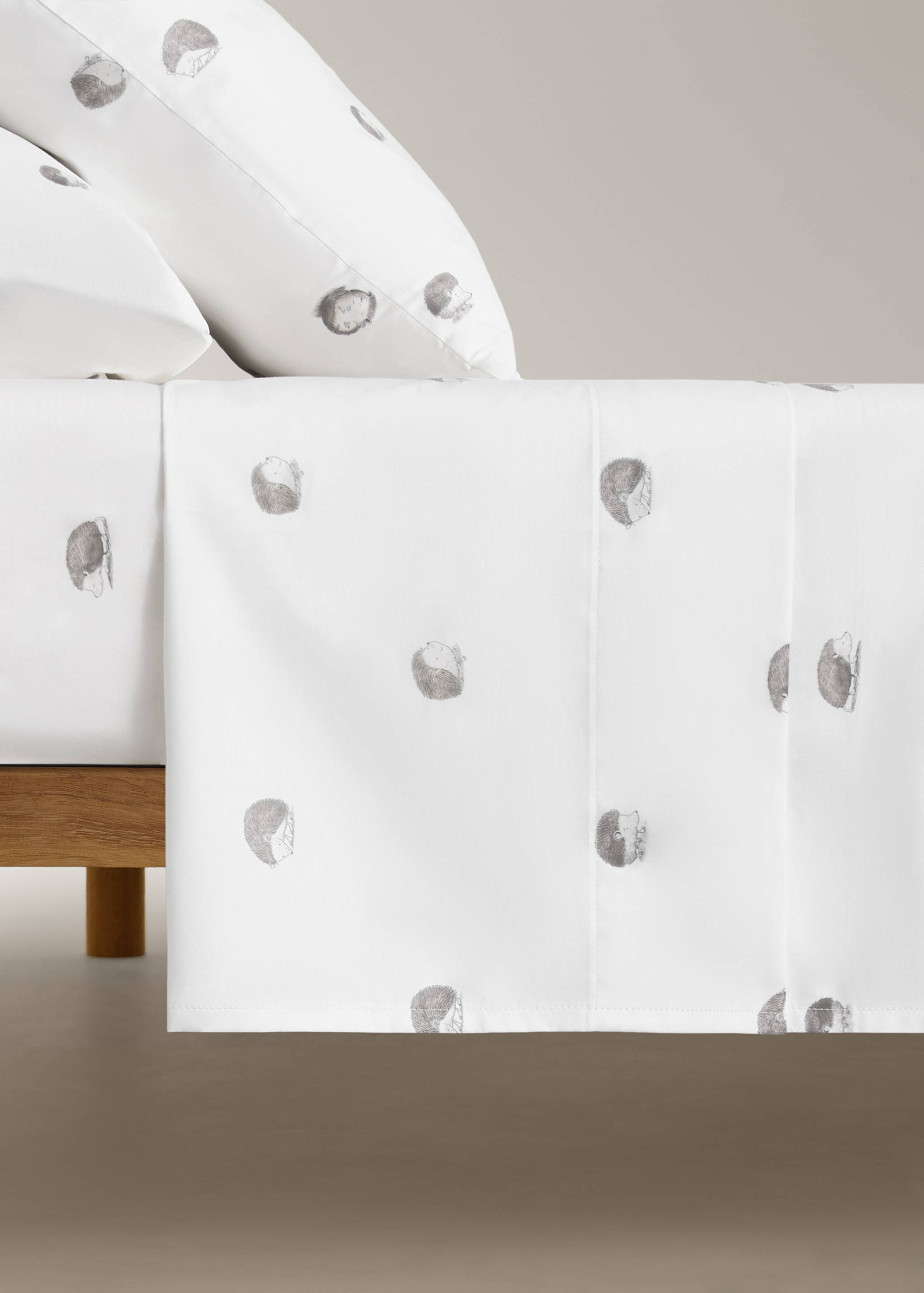 Children's percale cotton top sheet with hedgehog print for 135 x 40 cm bed - Article without model