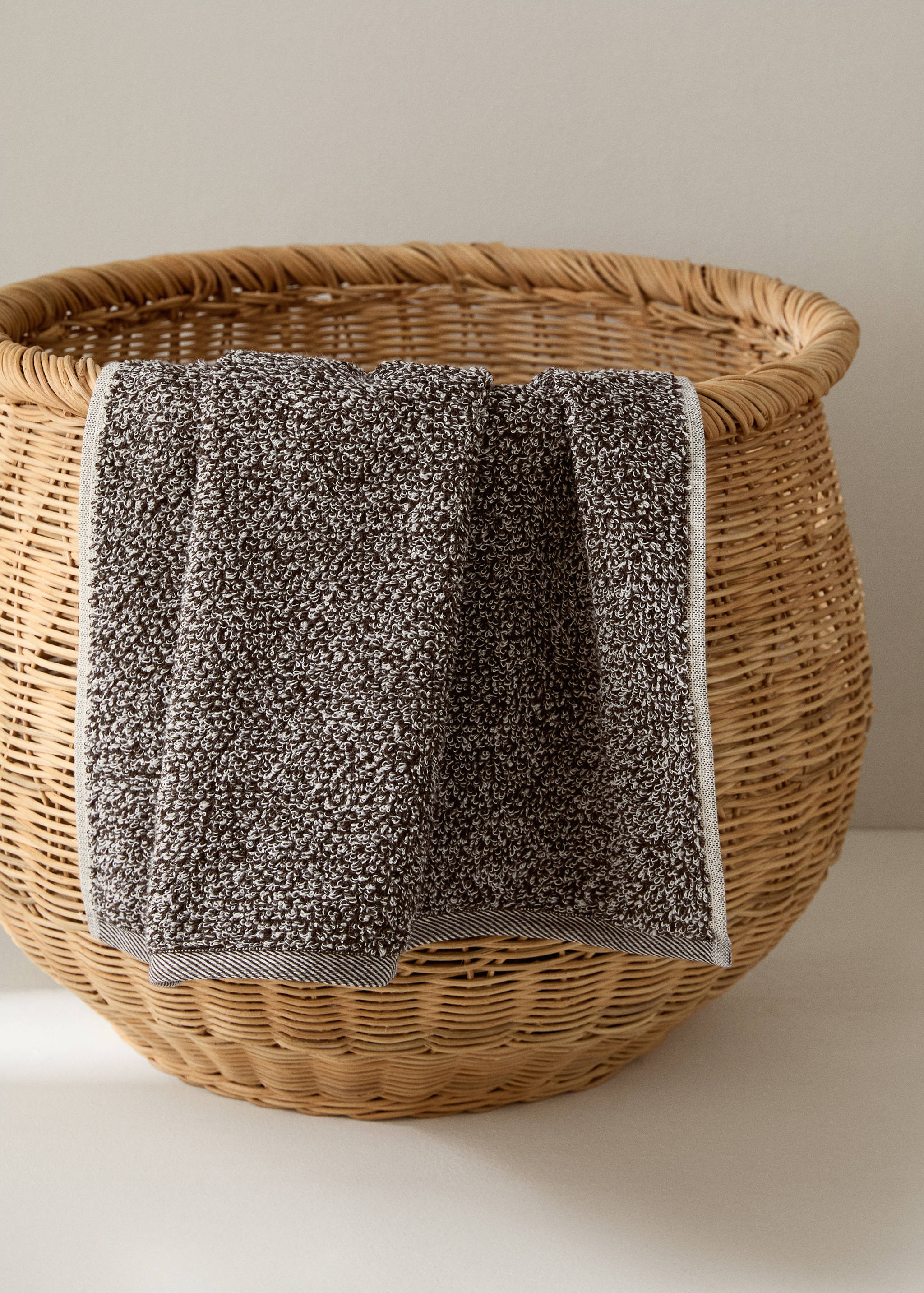 Cotton-blend two-tone washbasin towel - General plane