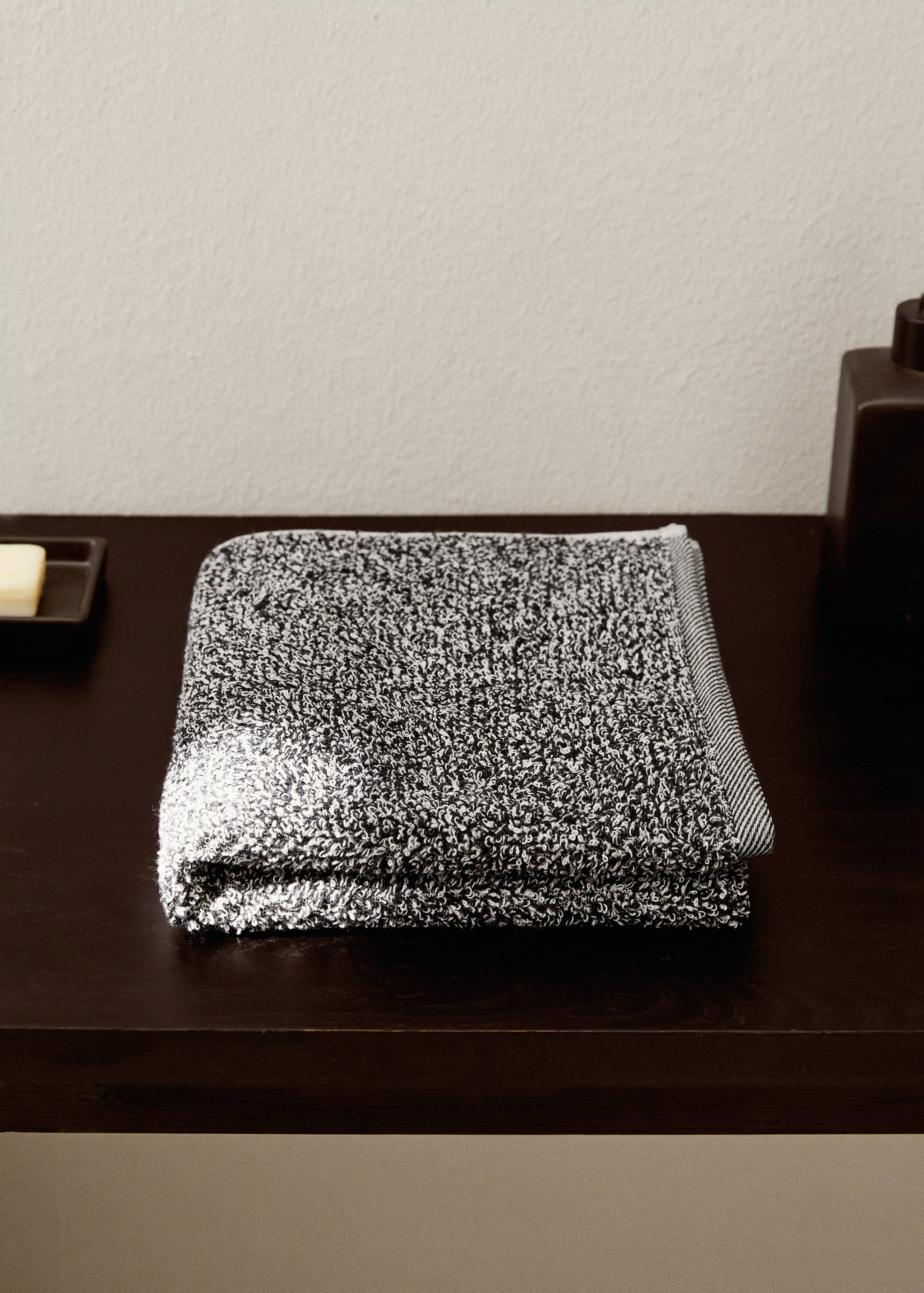 Cotton-blend two-tone washbasin towel - General plane