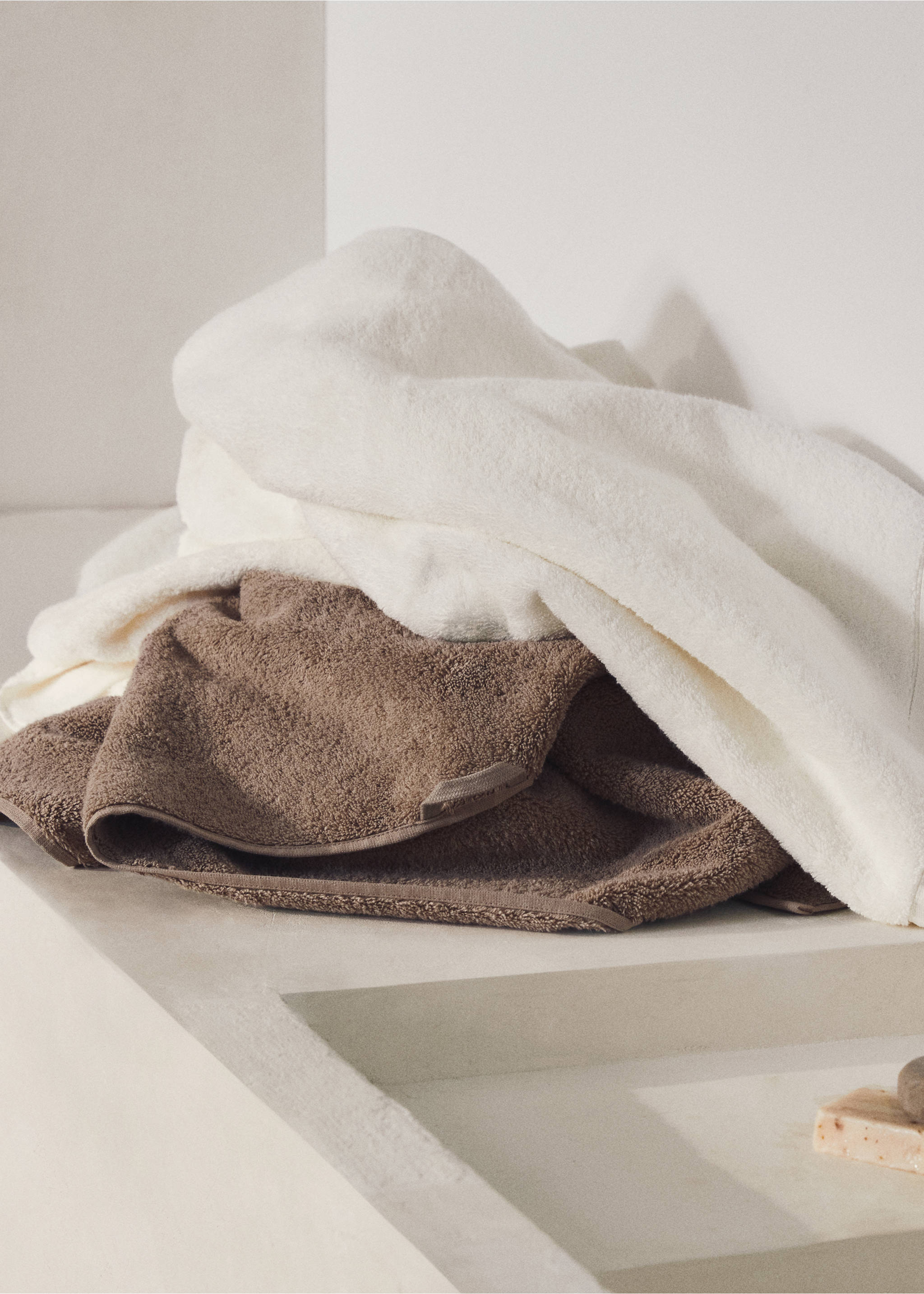 Soft cotton washbasin towel - Details of the article 8, Ecru. Ref: 17021597-00.