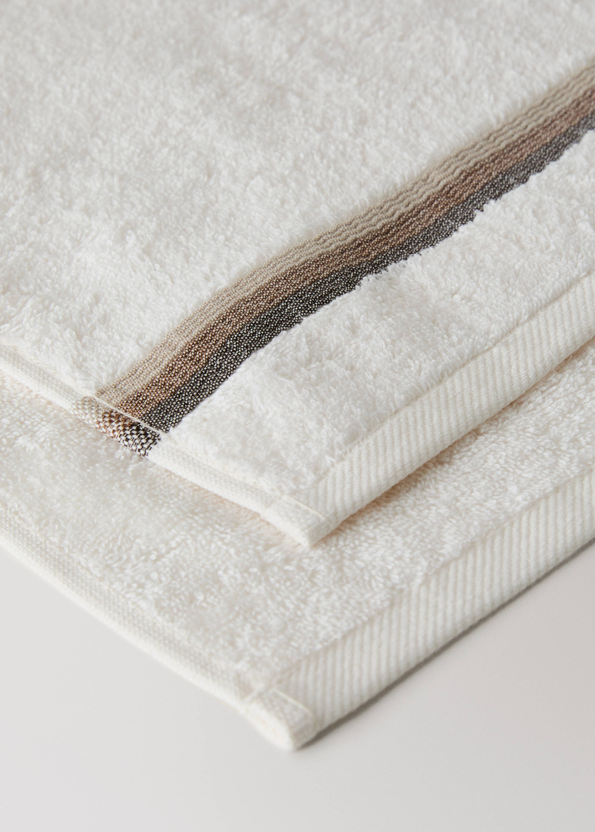 Washbasin towel with striped trim - Details of the article 2