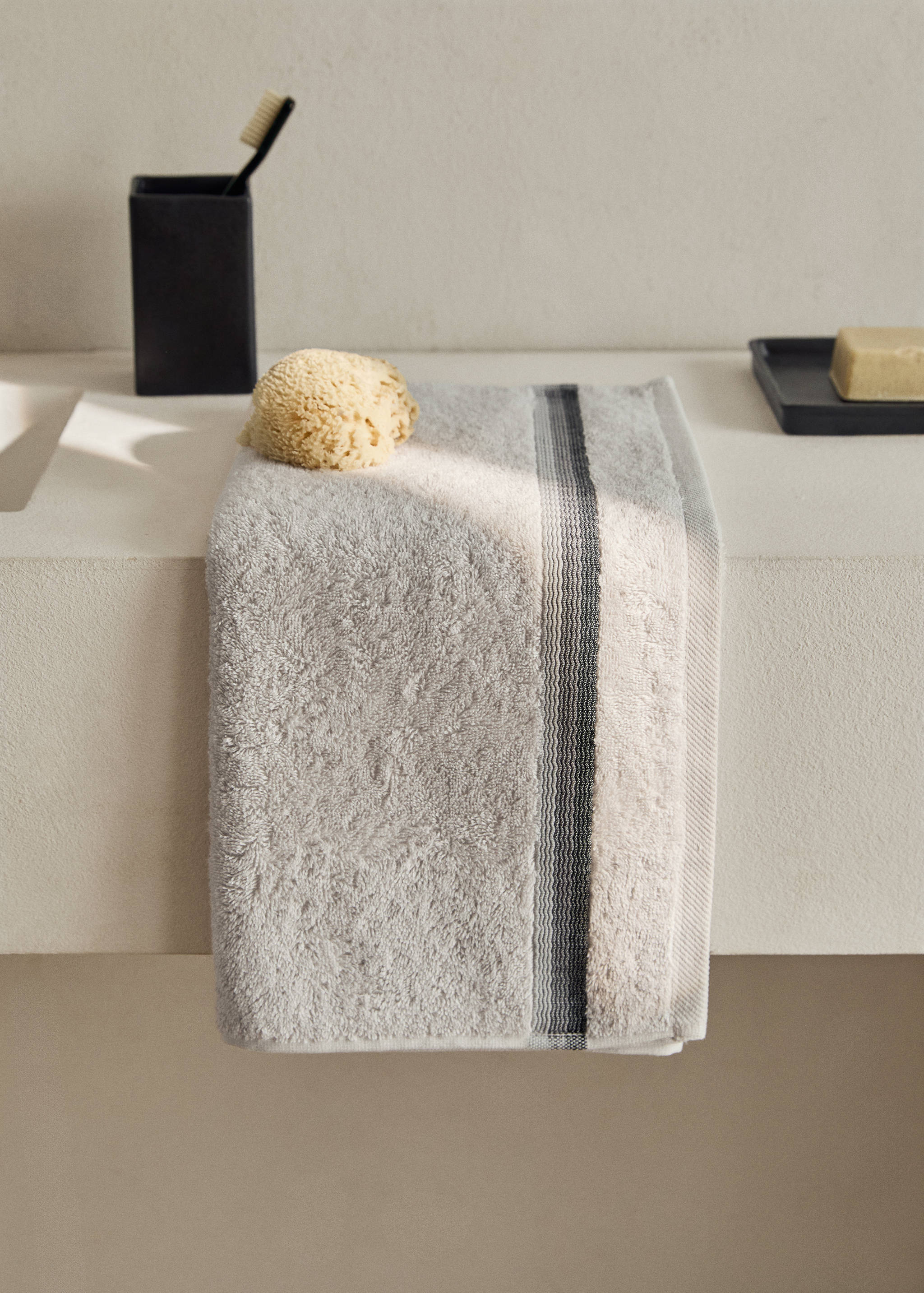 Washbasin towel with striped trim - General plane