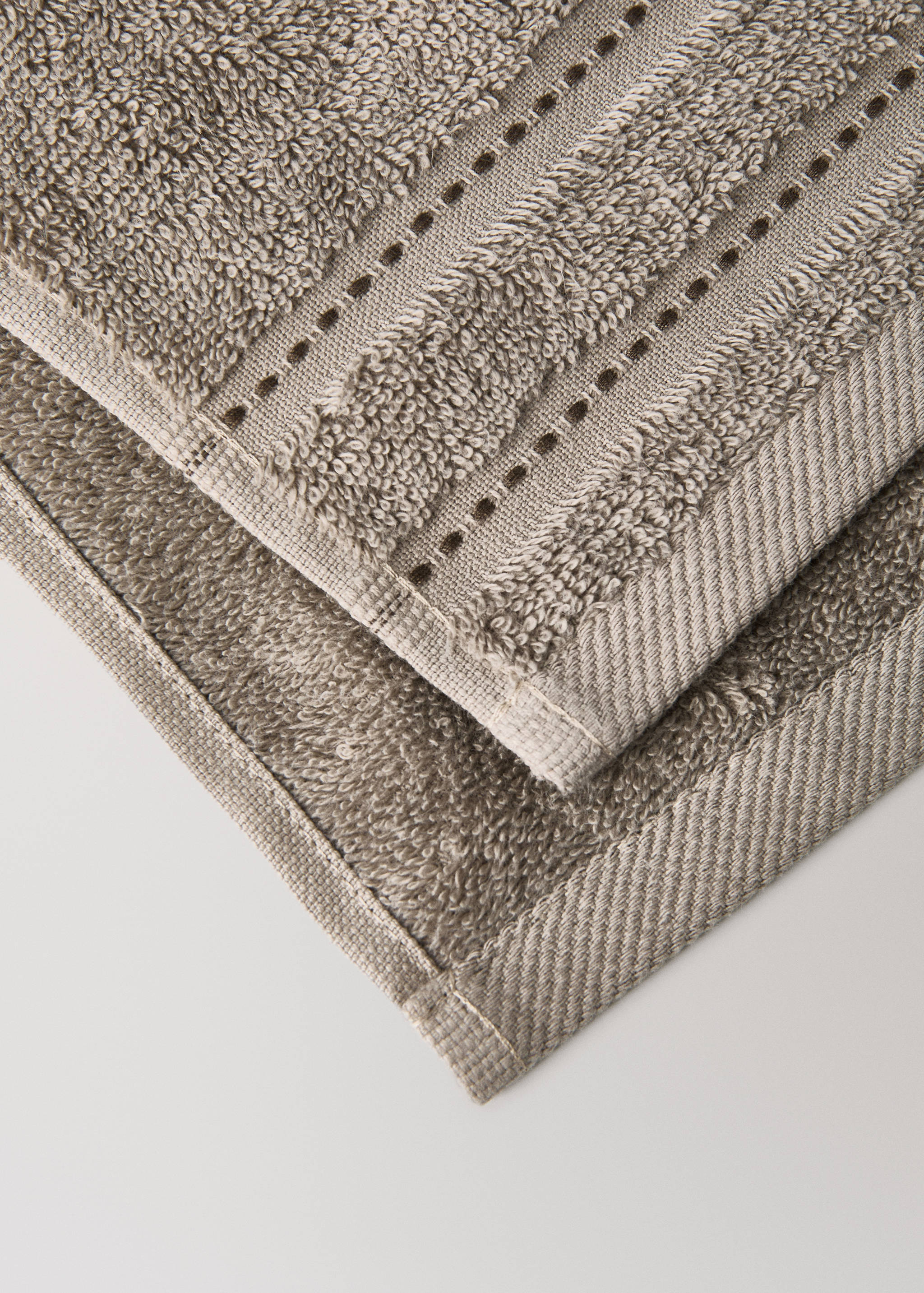 Handduk i bomull med broderade prickar - Detaljer om artikeln 2