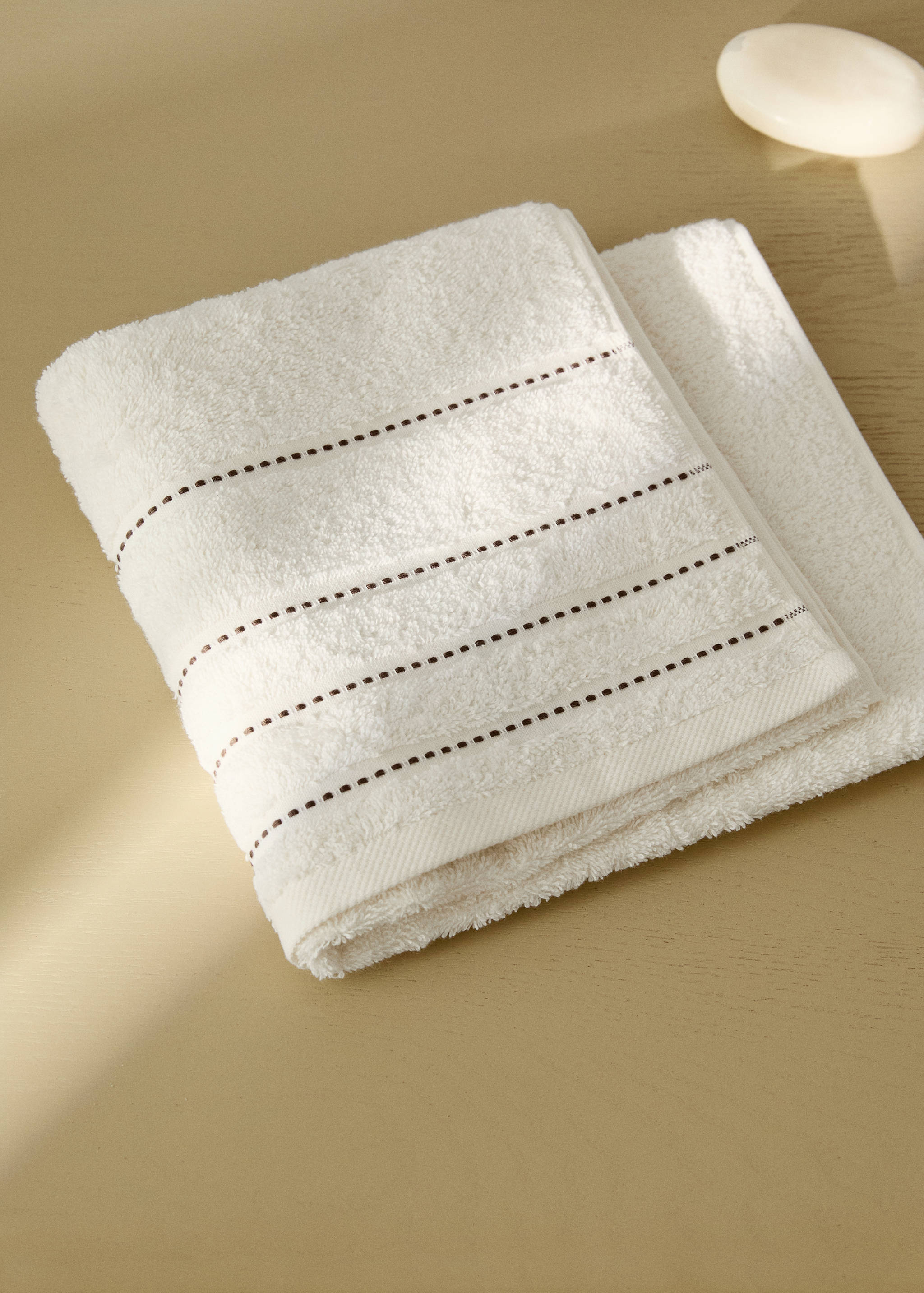 Broderad handduk med prickar - Allmän bild