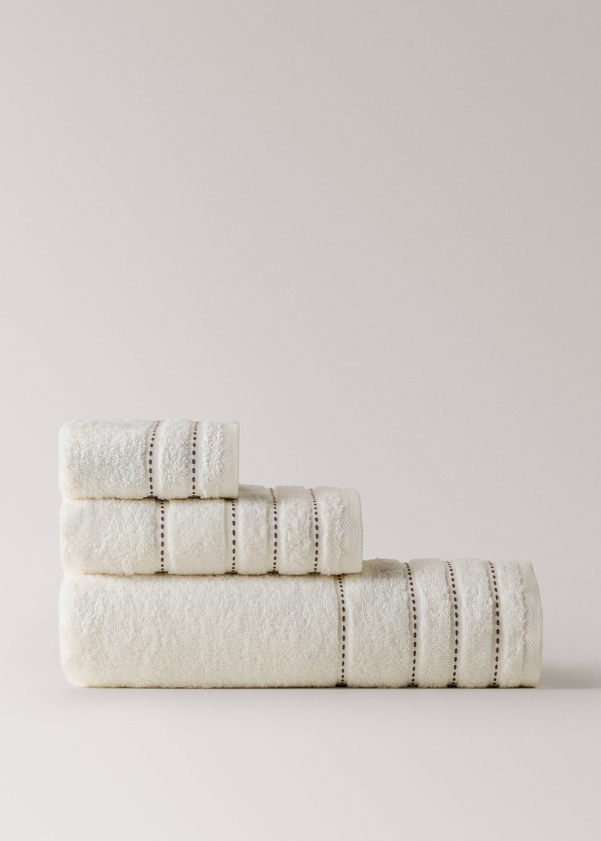 Broderad handduk med prickar - Artikel utan modell