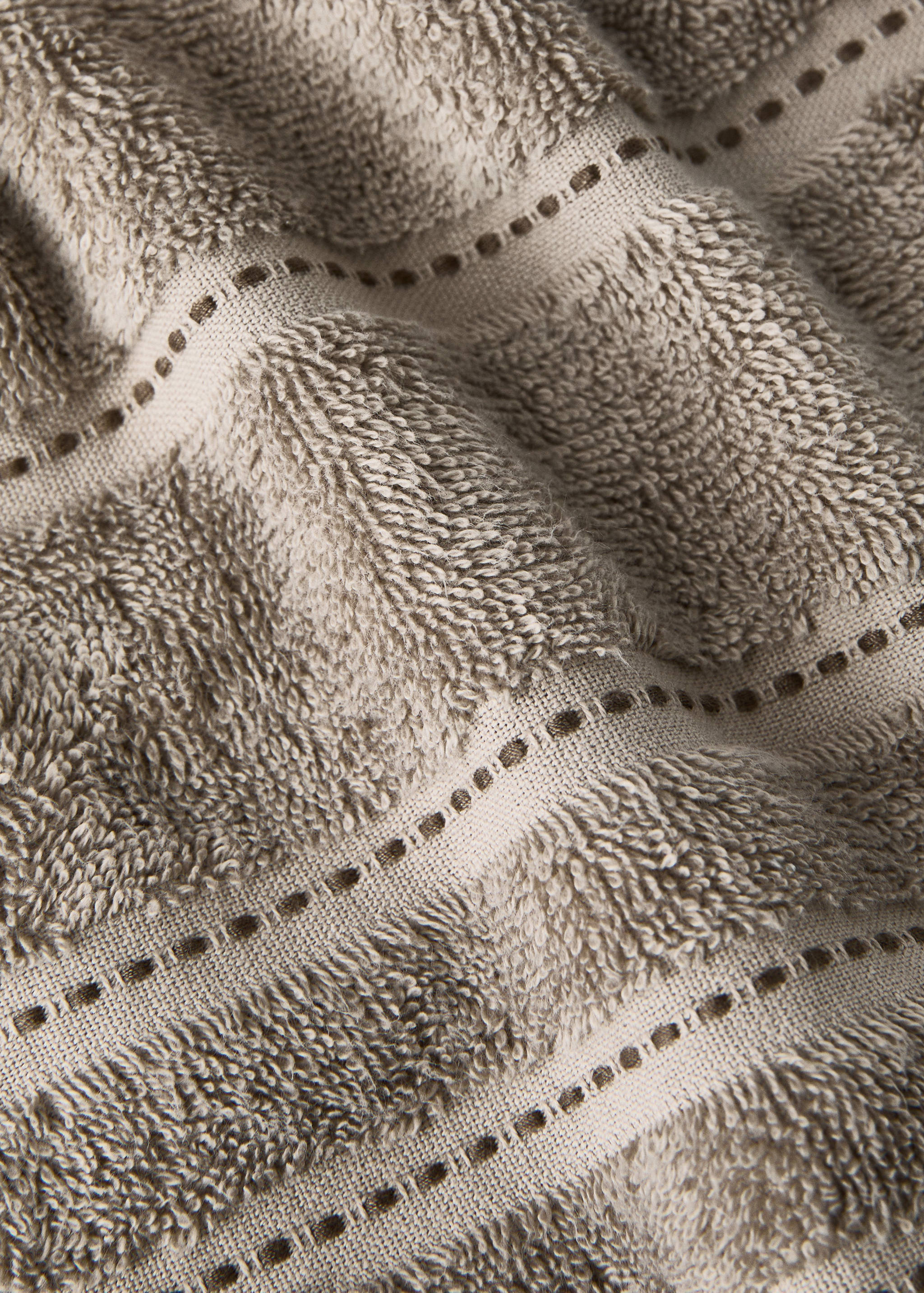 Broderad handduk med prickar - Detaljer om artikeln 1