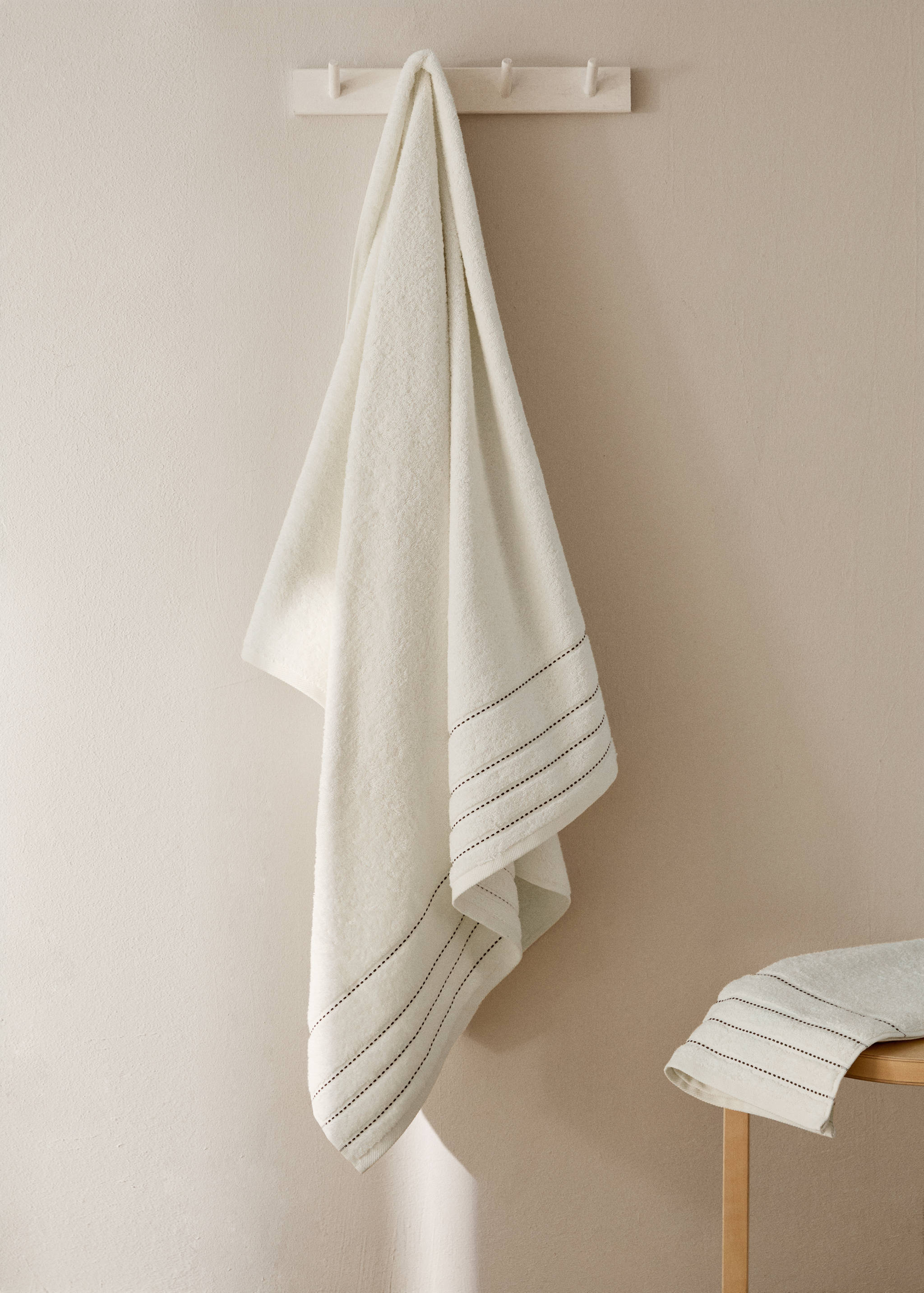 Badlakan i bomull med broderade prickar - Allmän bild