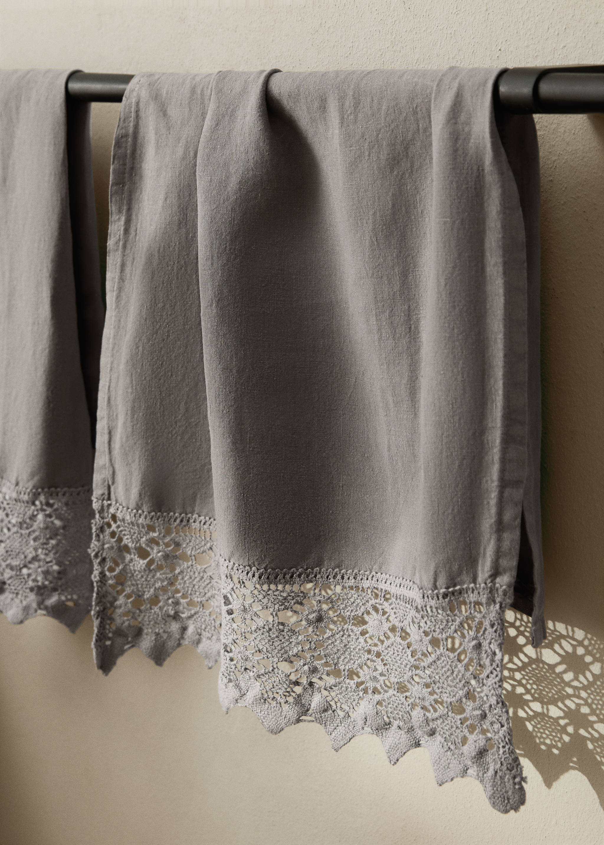 Πετσέτα λινή με τελείωμα δαντέλα - Γενικό πλάνο