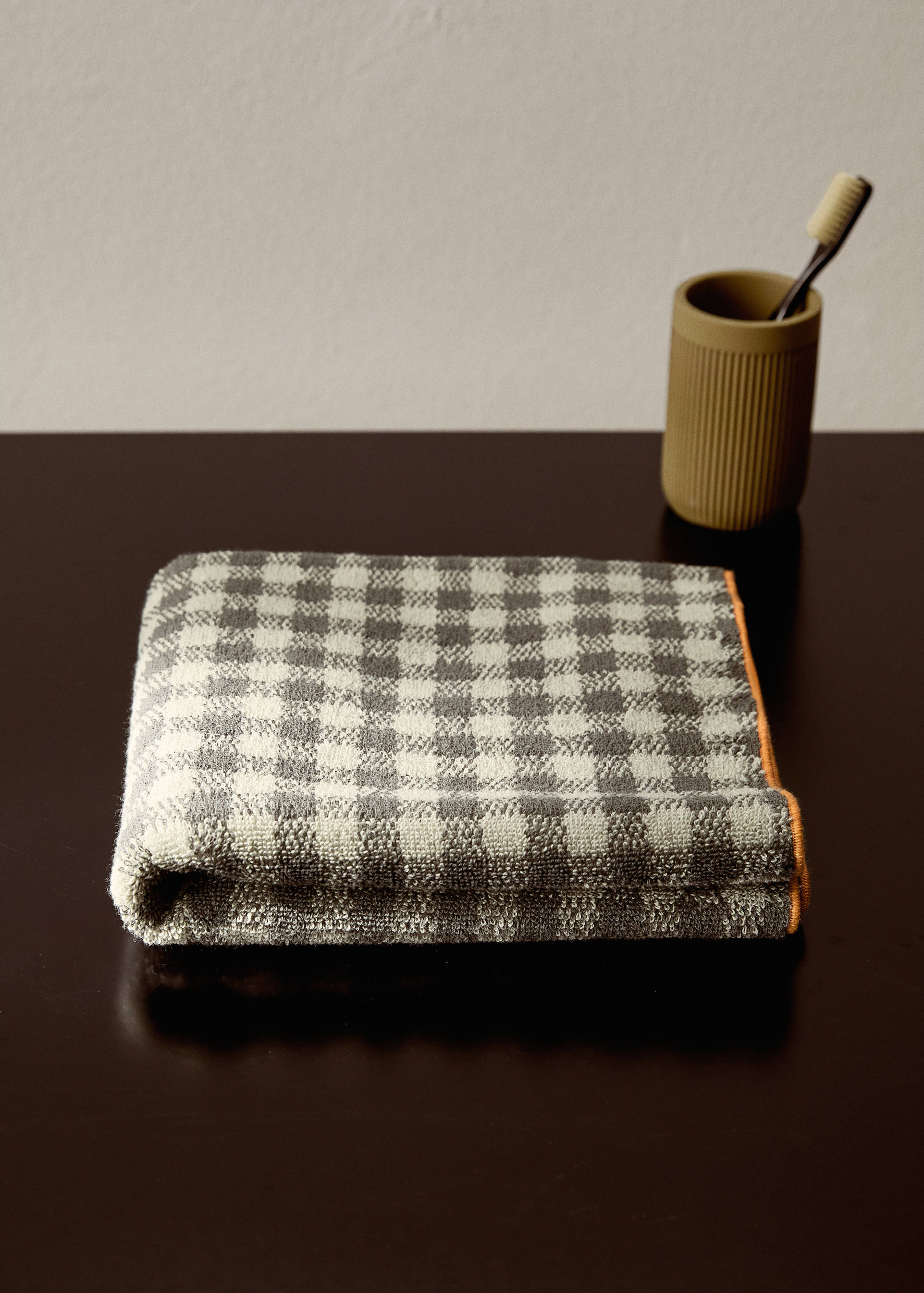 Cotton check-print washbasin towel with overlock stitching - General plane