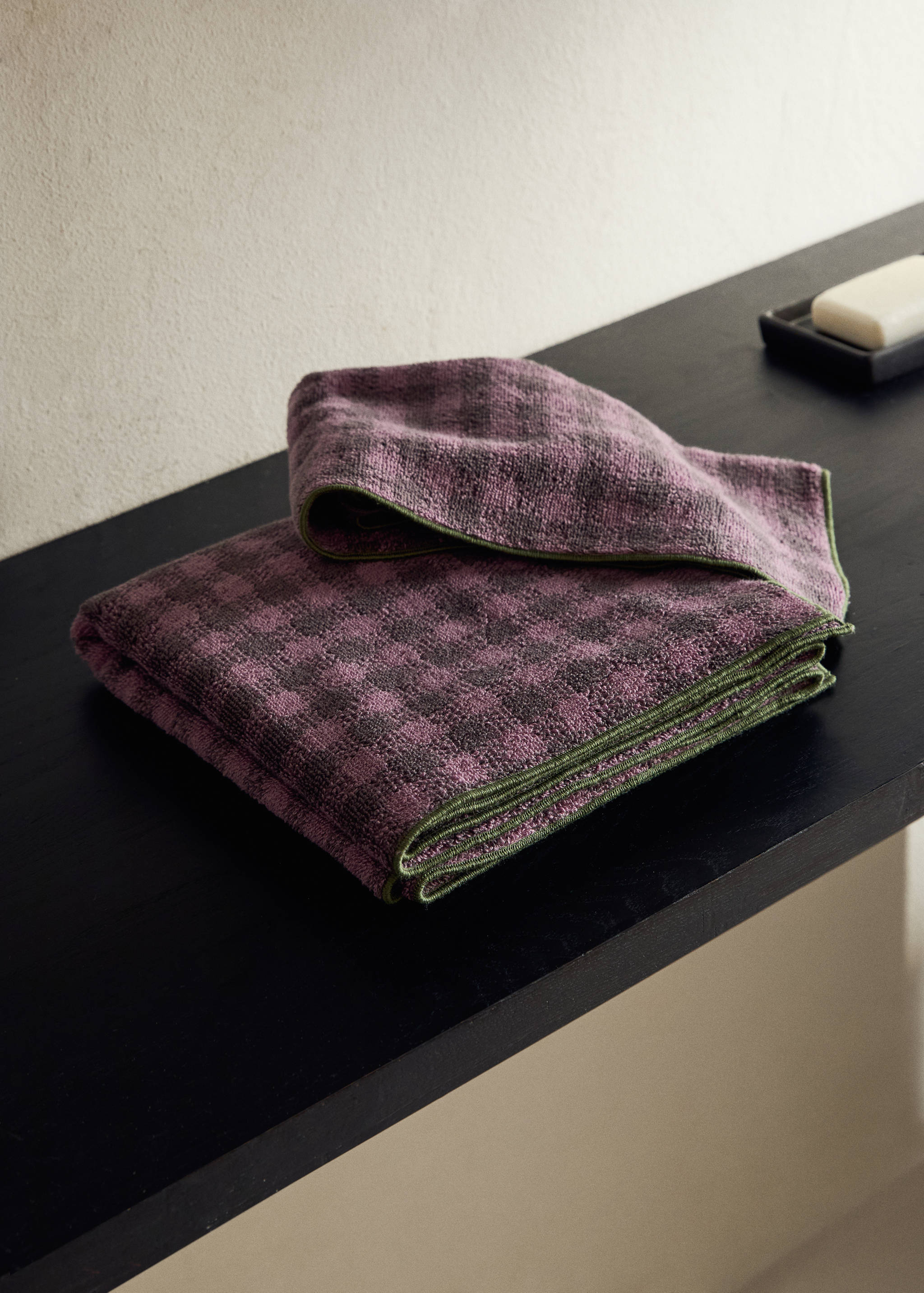 Cotton check-print washbasin towel with overlock stitching - General plane