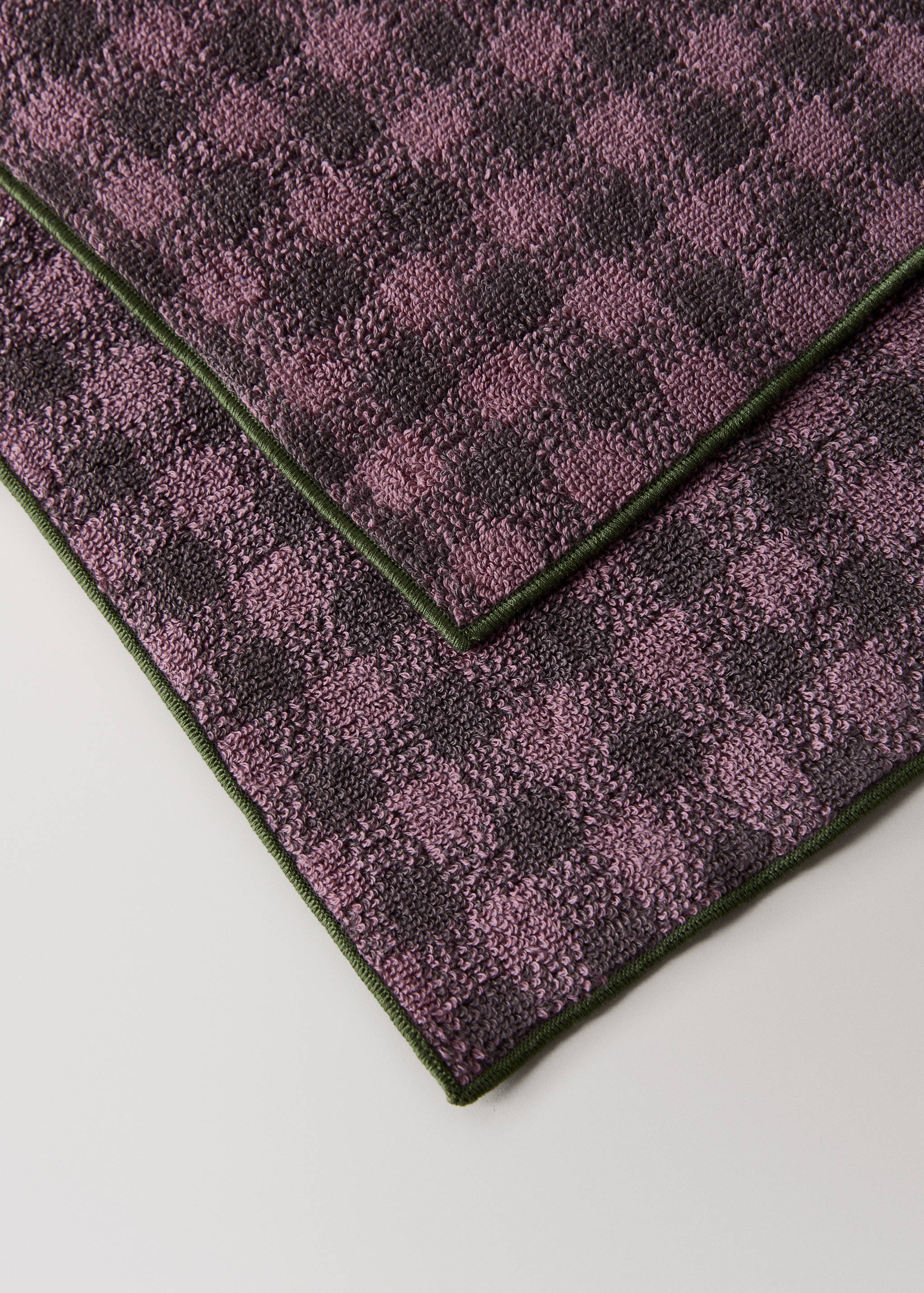 Cotton check-print washbasin towel with overlock stitching - Details of the article 2