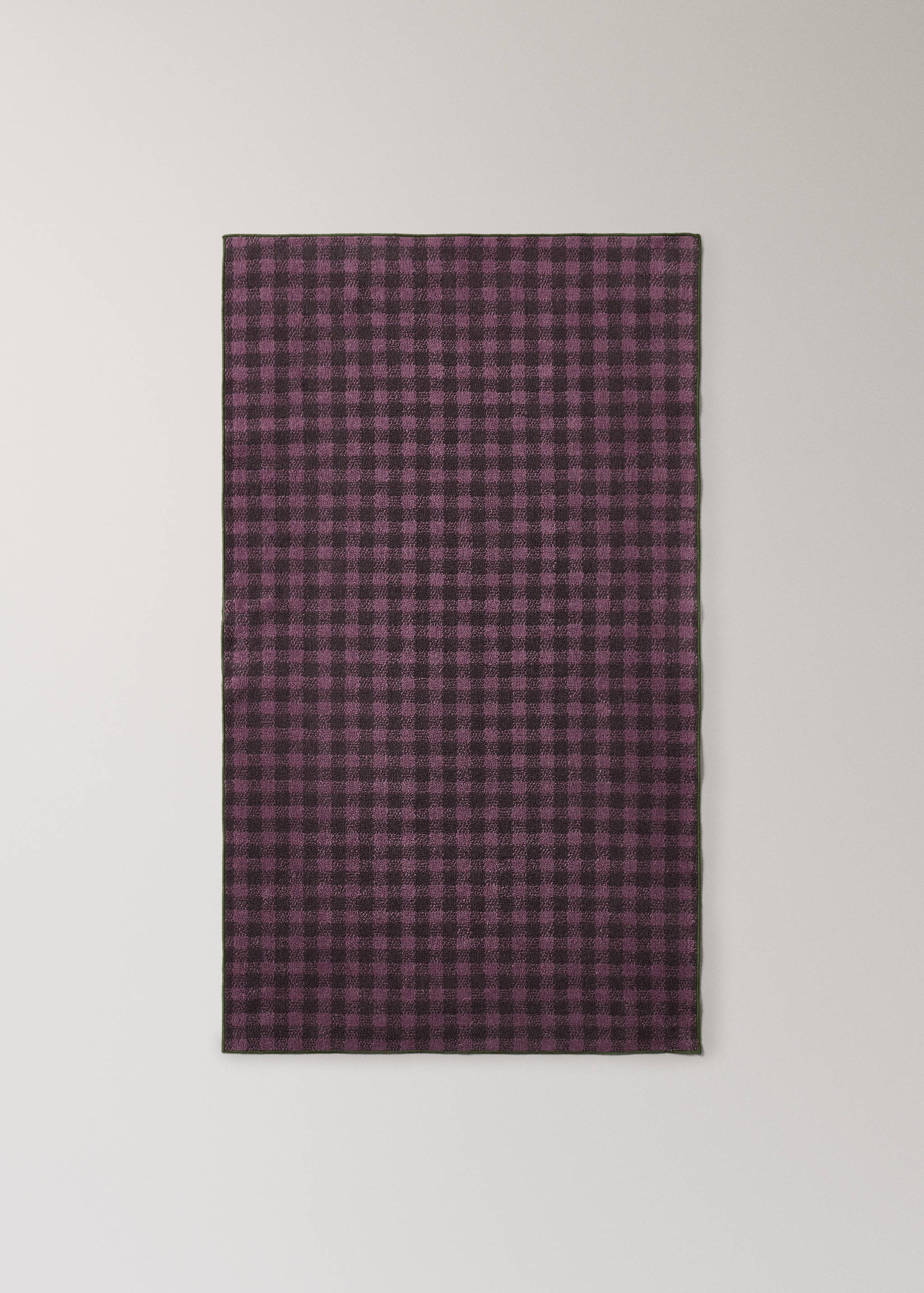 Cotton check-print washbasin towel with overlock stitching - Details of the article 4