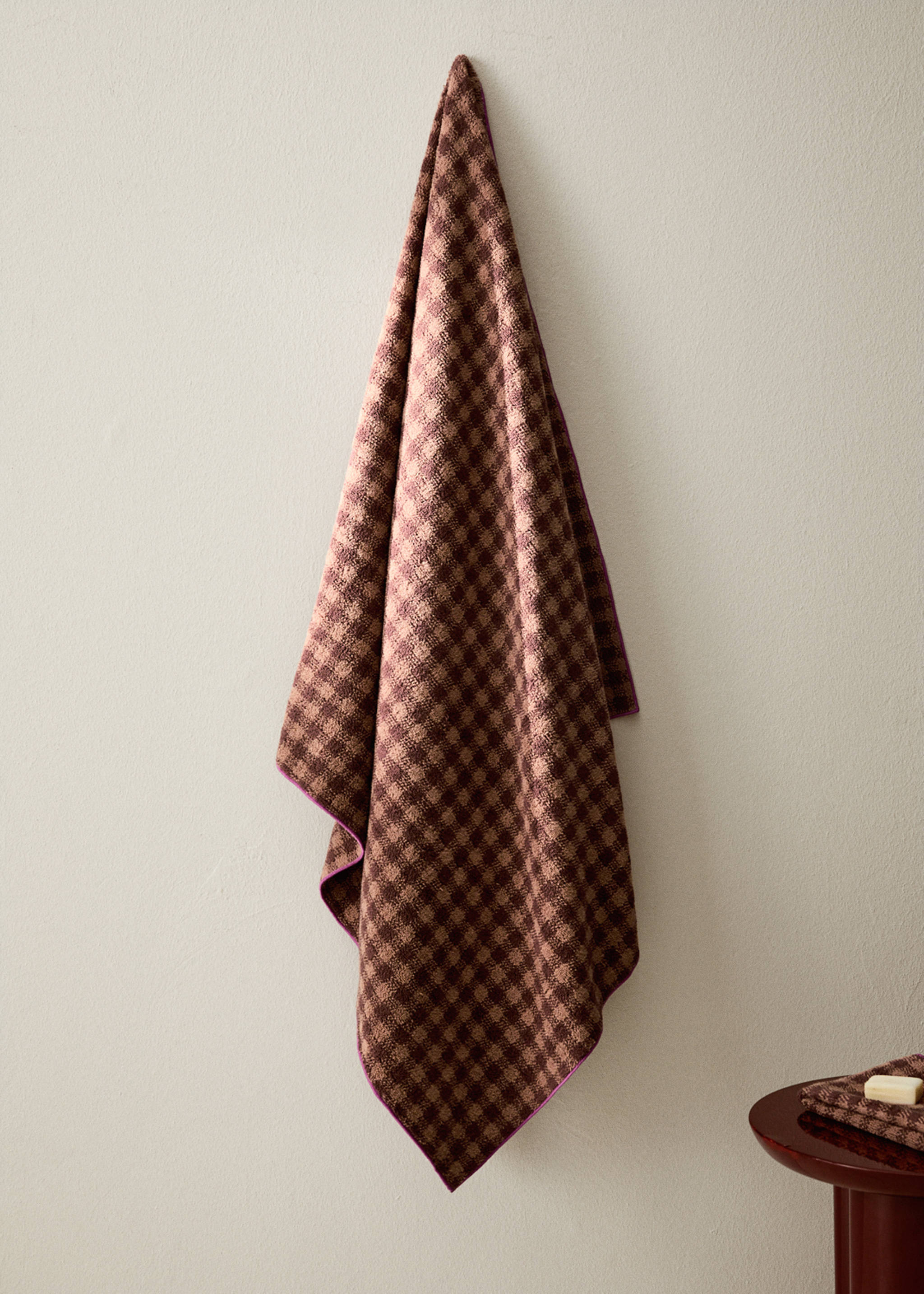 Cotton check-print bath towel with overlock stitching - General plane
