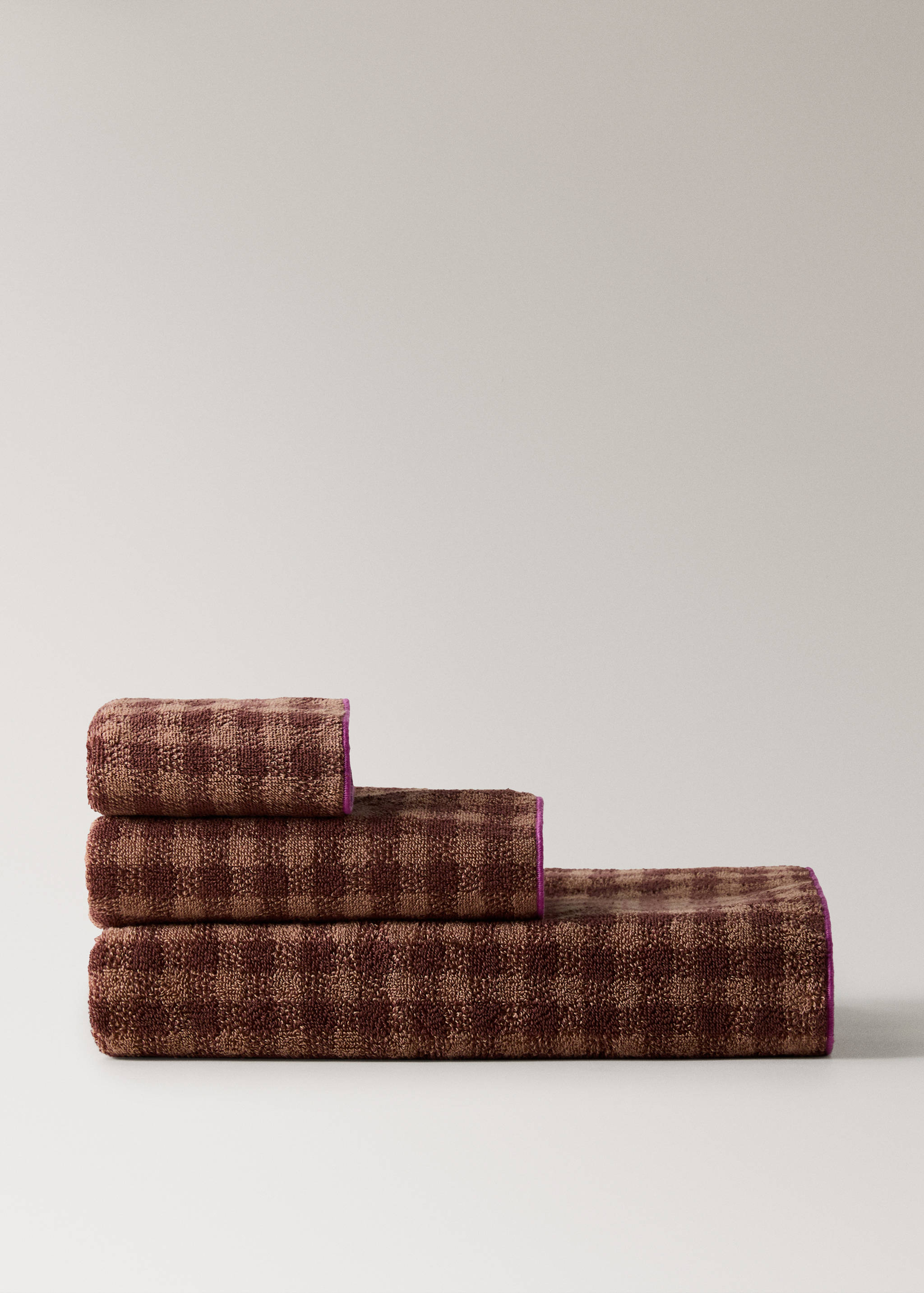 Cotton check-print bath towel with overlock stitching - Article without model