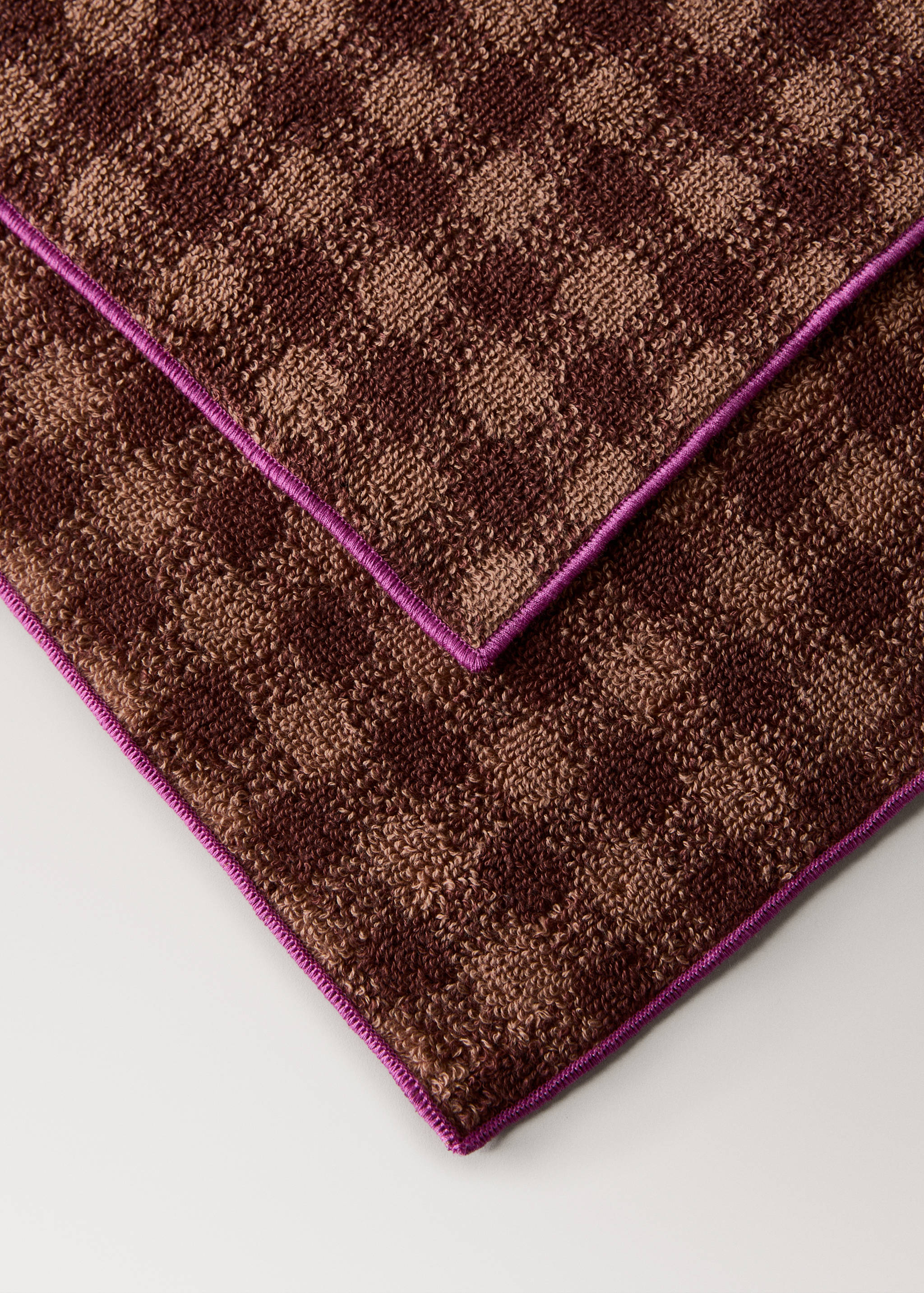 Cotton check-print bath towel with overlock stitching - Details of the article 2