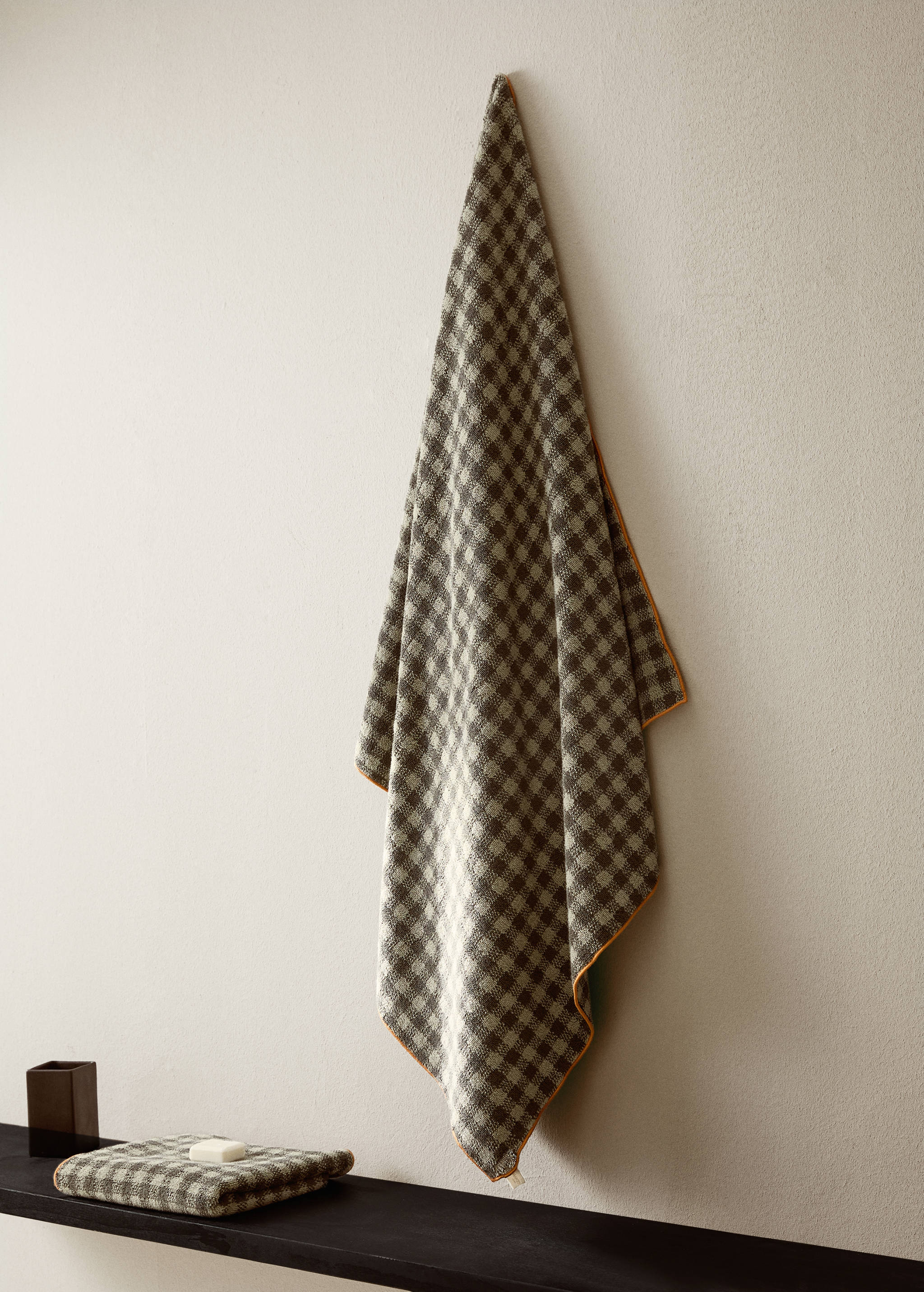 Cotton check-print bath towel with overlock stitching - General plane