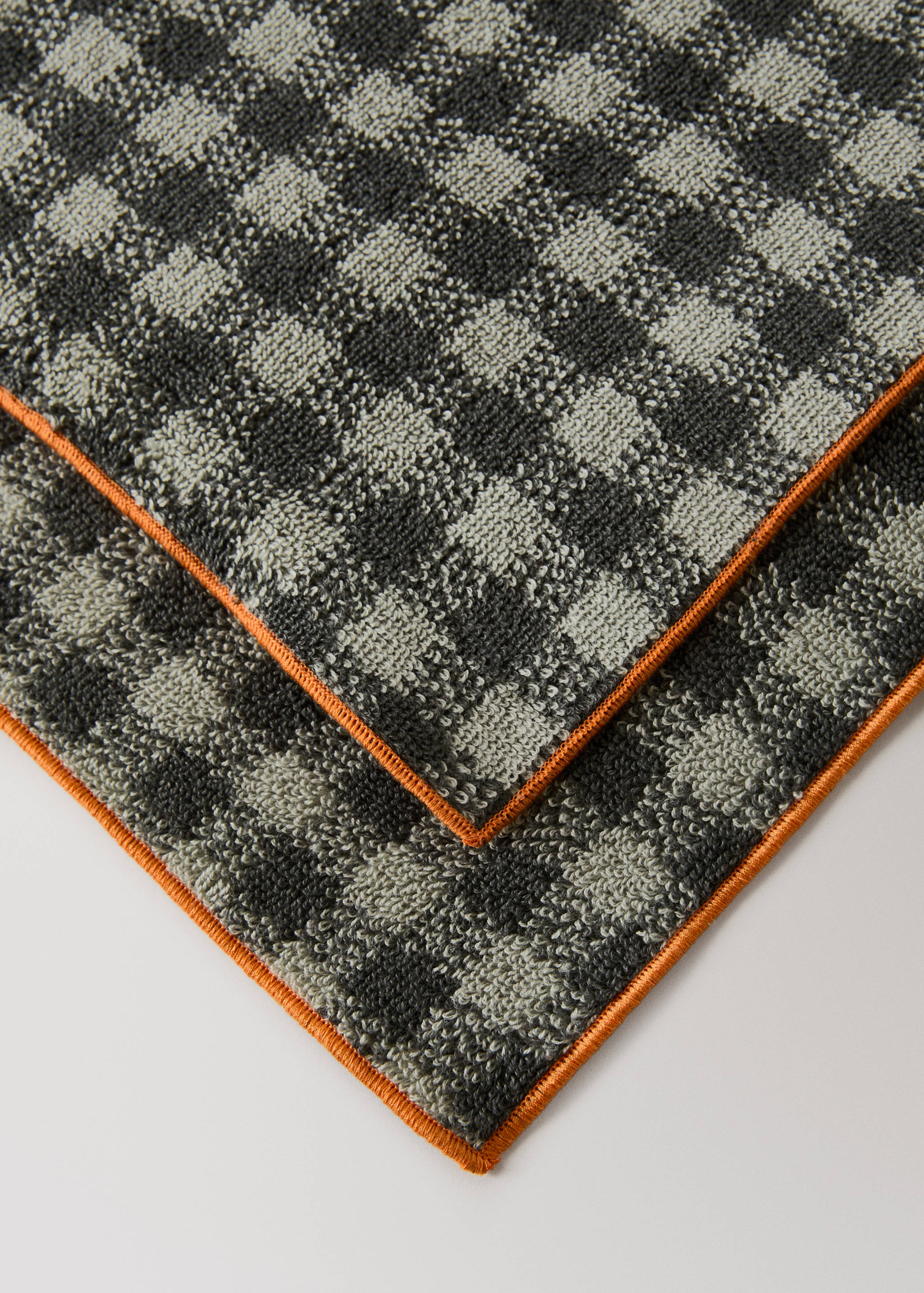 Cotton check-print bath towel with overlock stitching - Details of the article 1