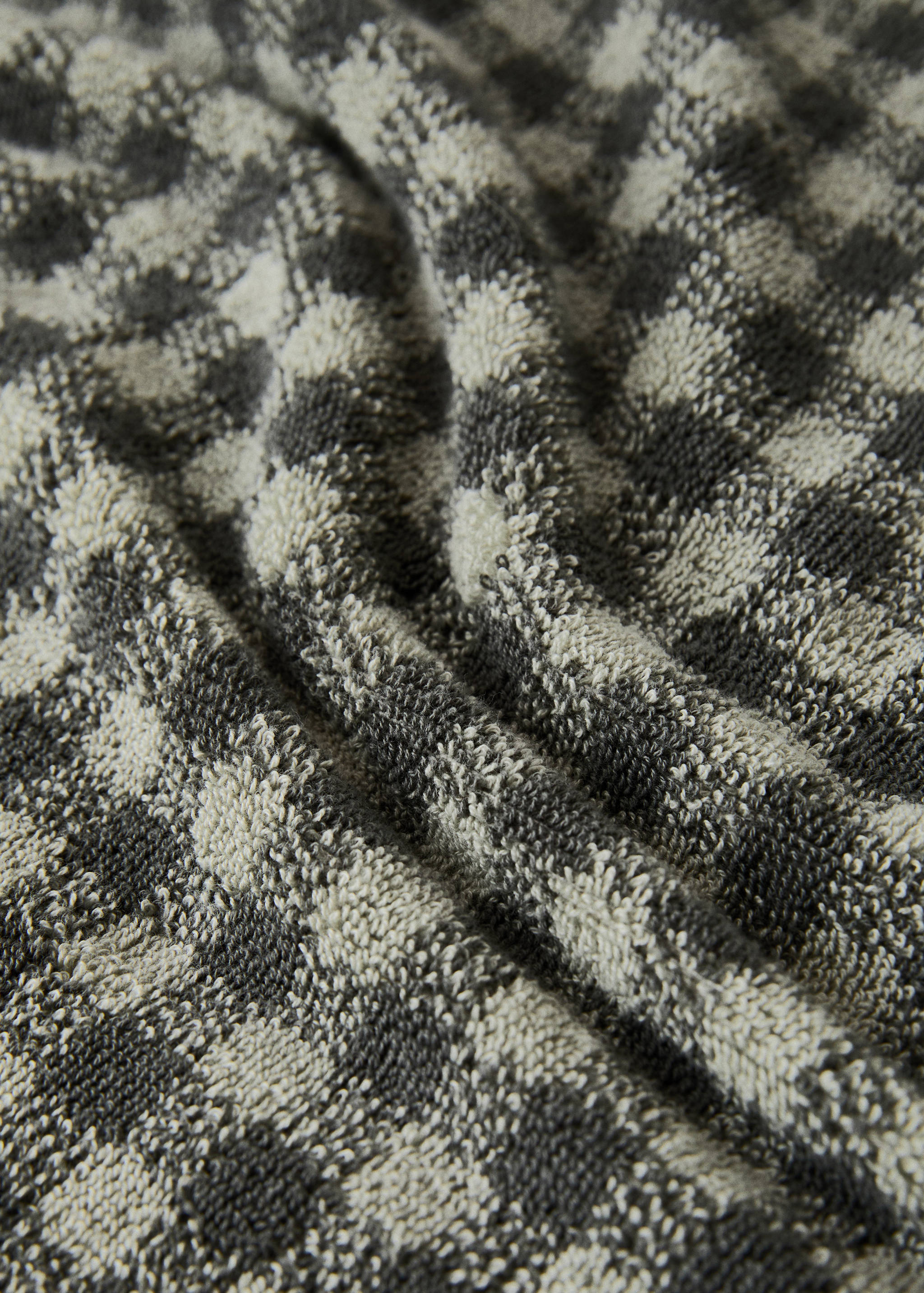 Cotton check-print bath towel with overlock stitching - Details of the article 2