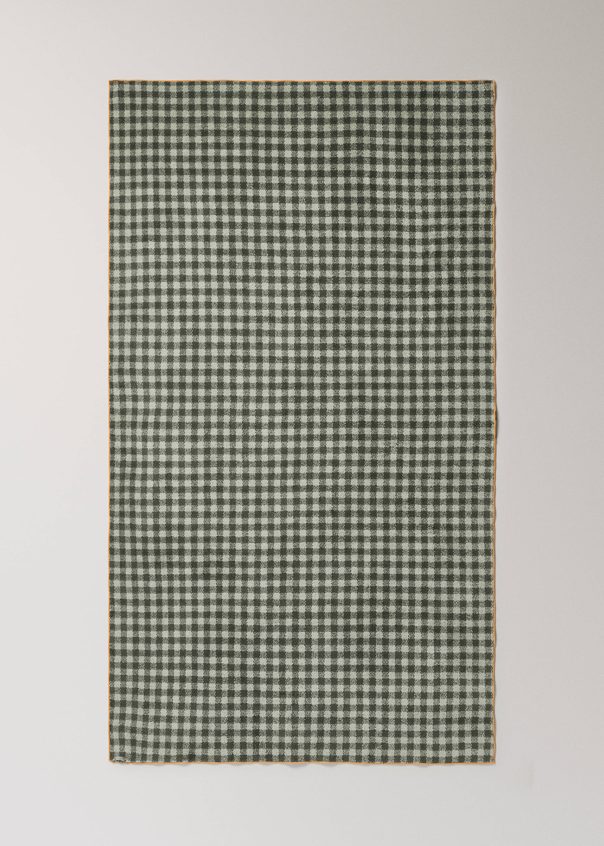 Cotton check-print bath towel with overlock stitching - Details of the article 4