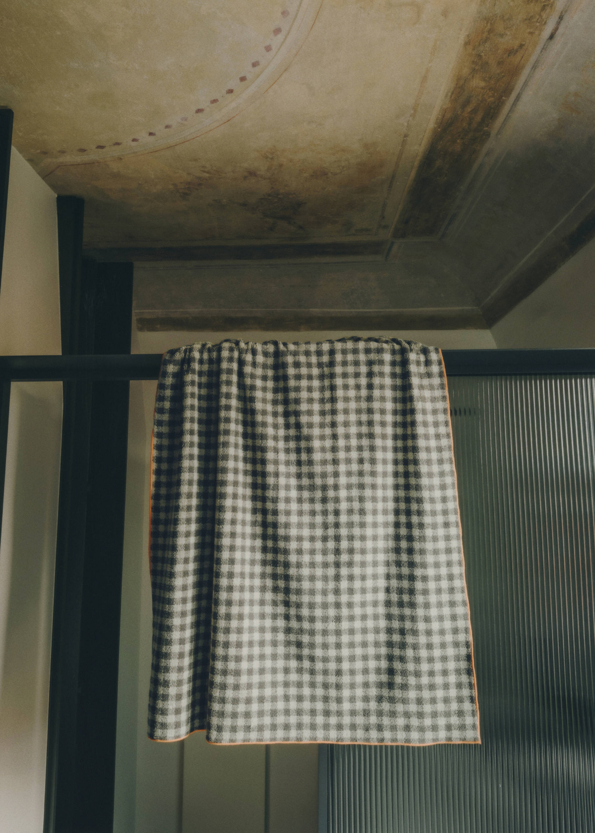 Cotton check-print bath towel with overlock stitching - Details of the article 6