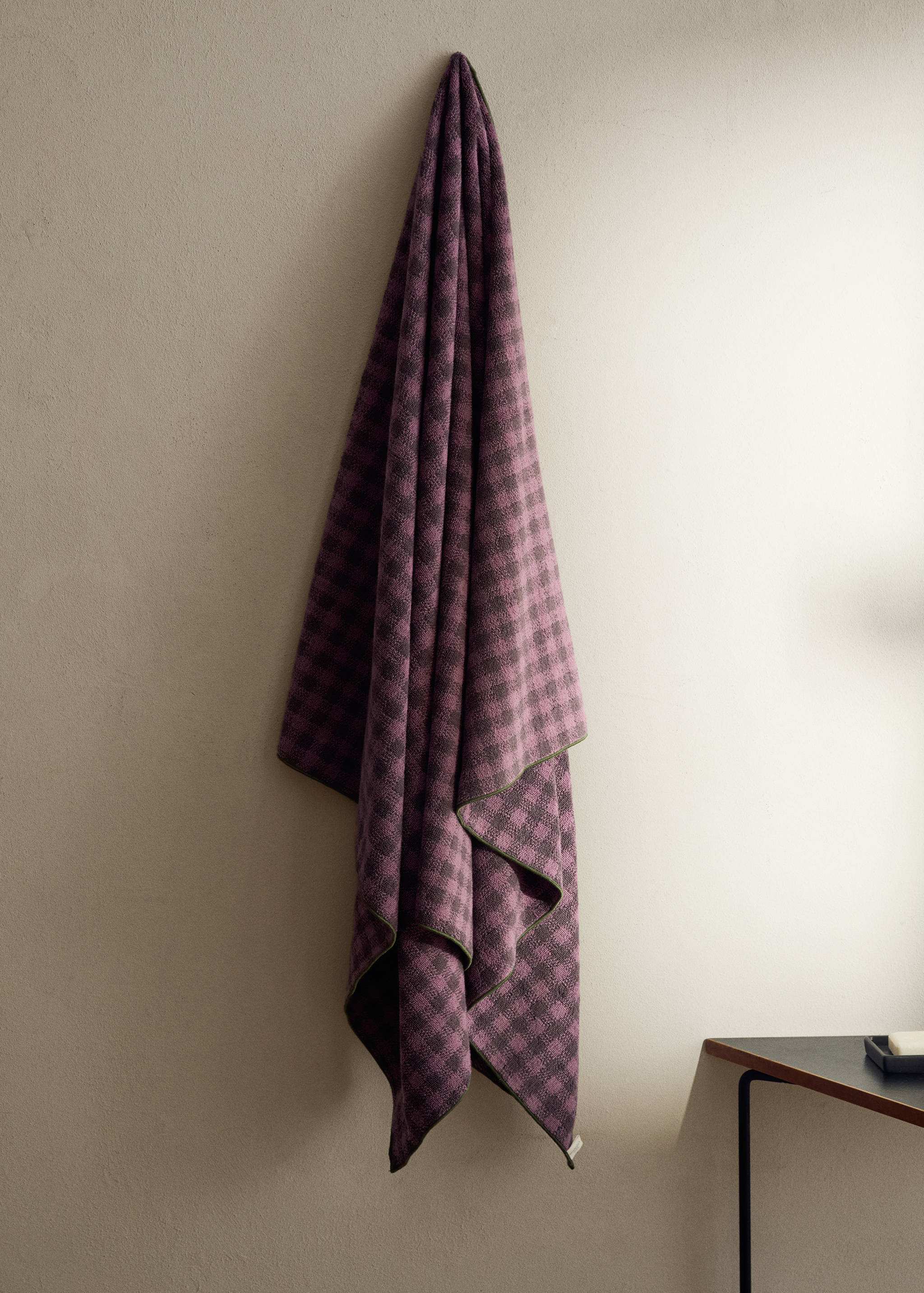 Cotton check-print bath towel with overlock stitching - General plane