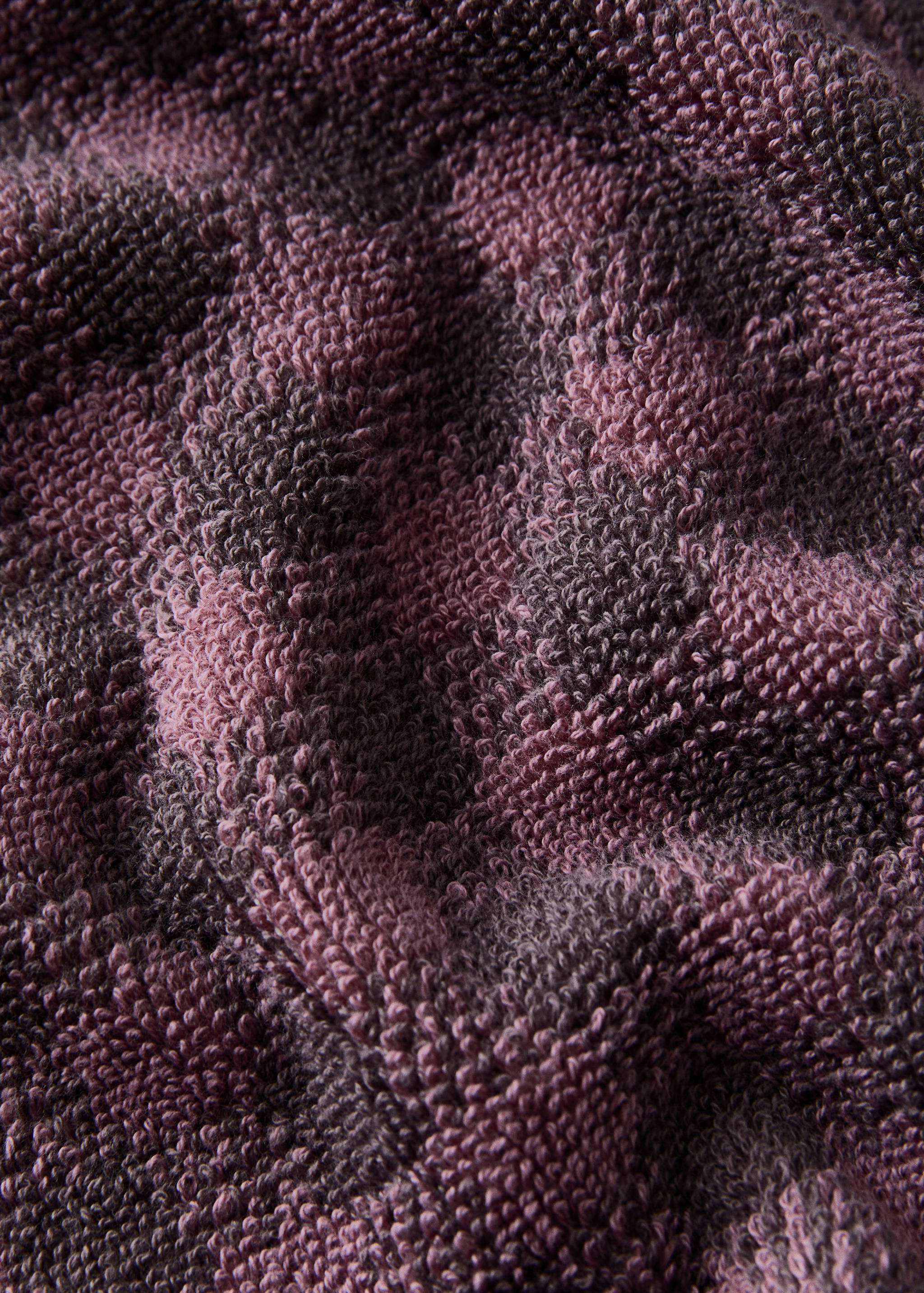 Cotton check-print bath towel with overlock stitching - Details of the article 1