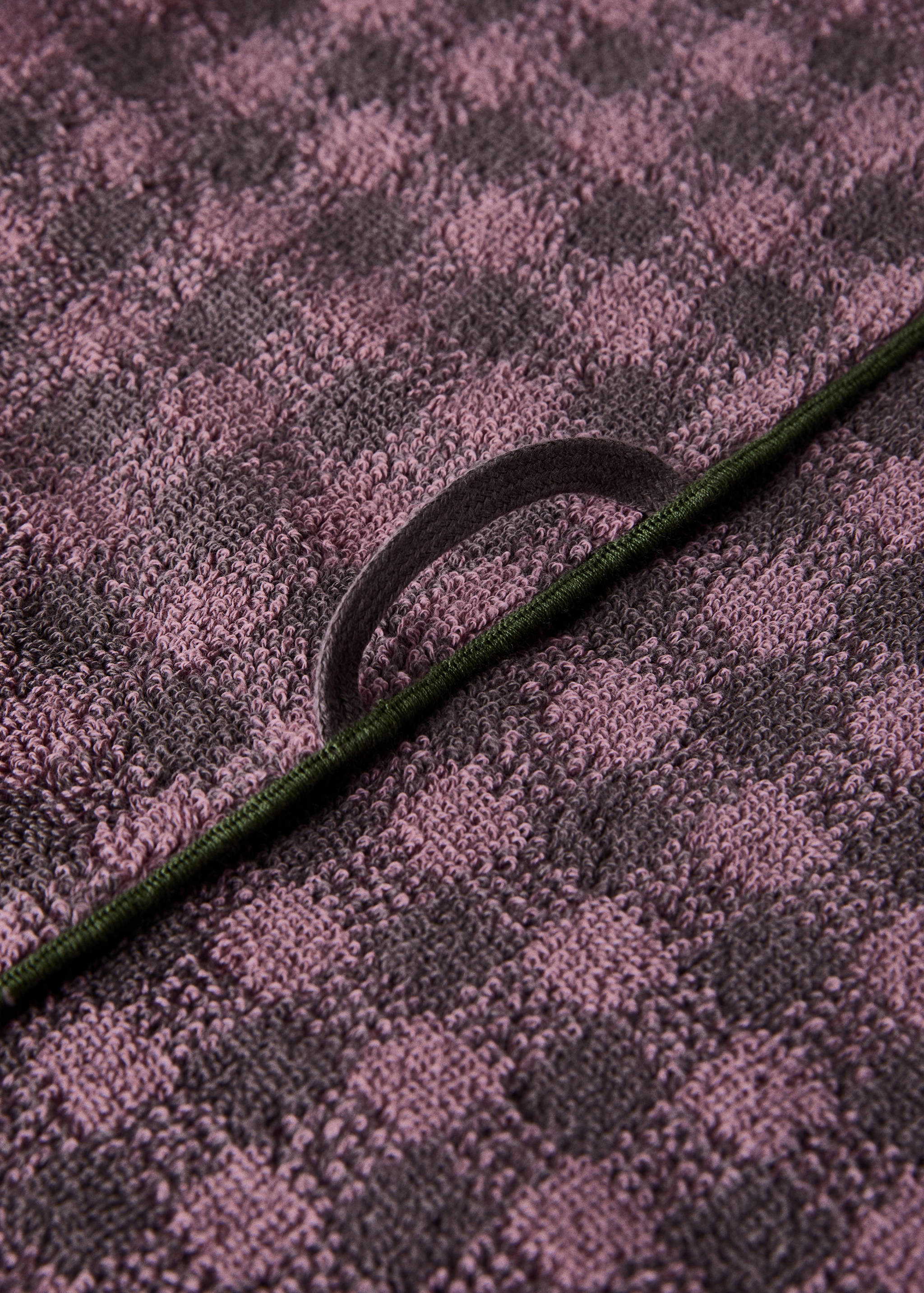 Cotton check-print bath towel with overlock stitching - Details of the article 3