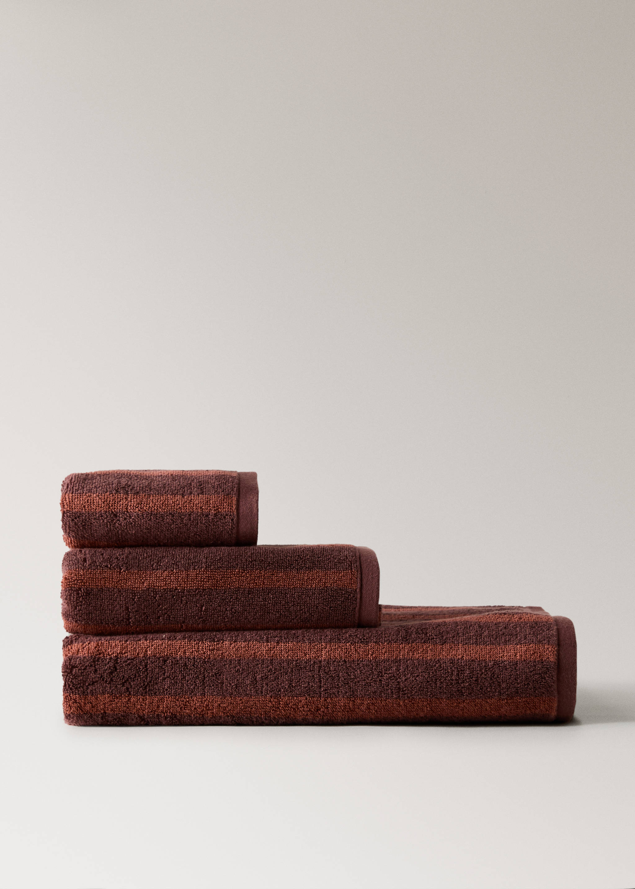 Cotton guest towel with two-tone stripes - Article without model