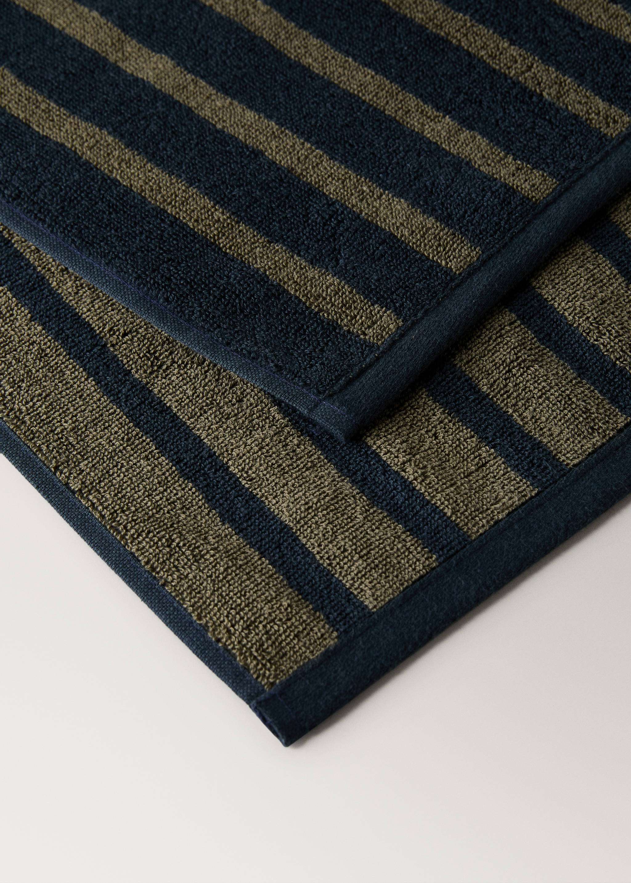 Cotton guest towel with two-tone stripes - Details of the article 2