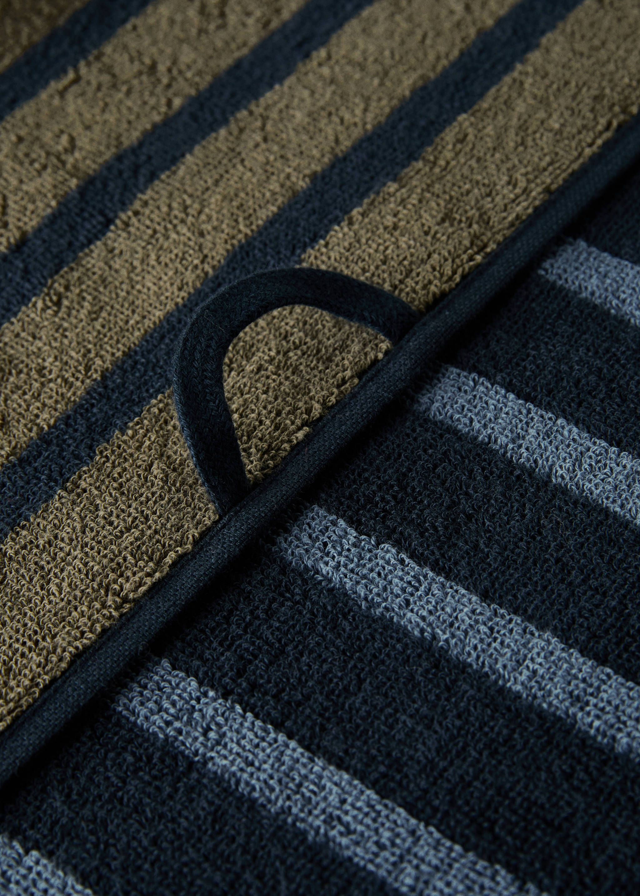 Cotton guest towel with two-tone stripes - Details of the article 3