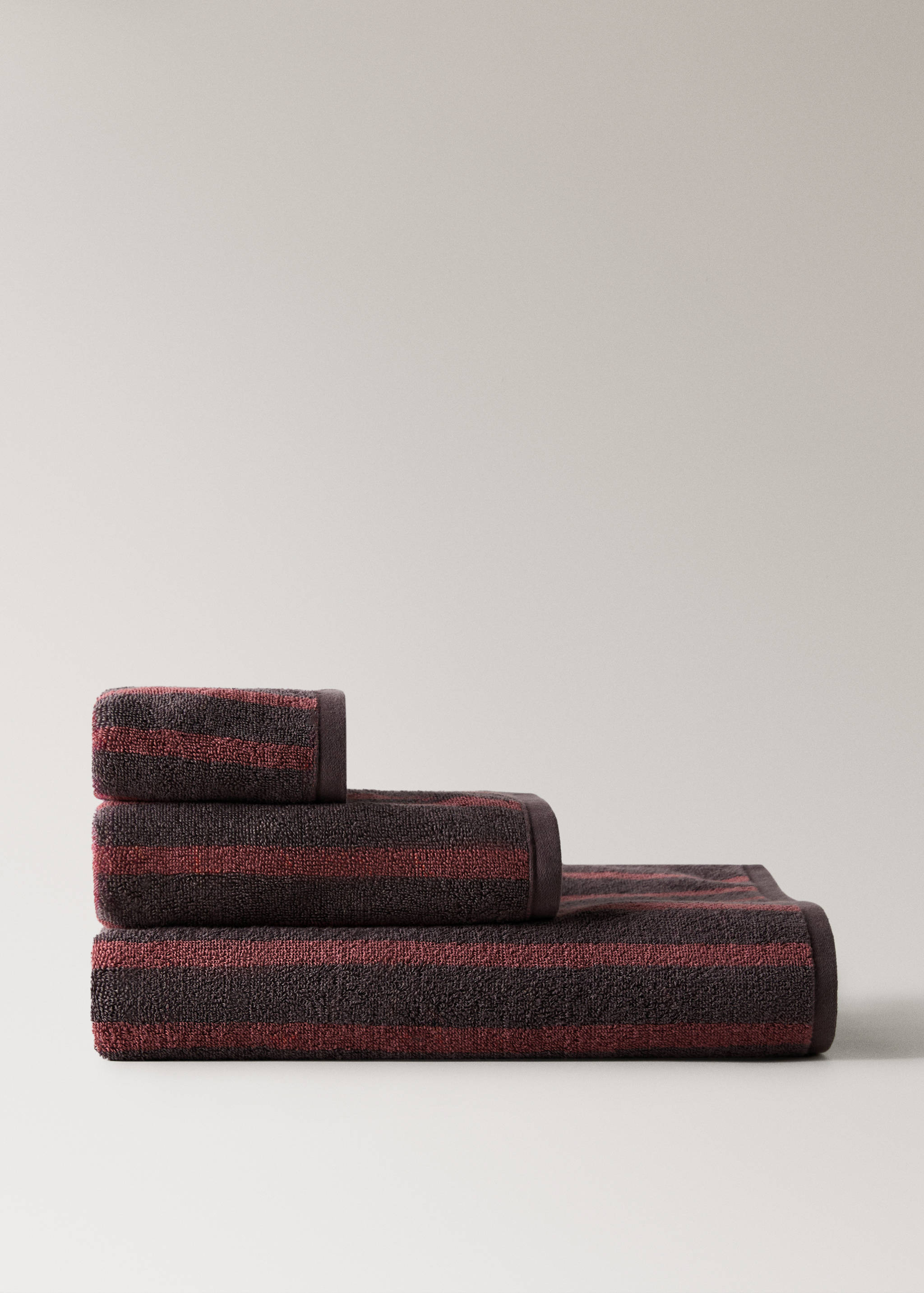 Cotton guest towel with two-tone stripes - Article without model