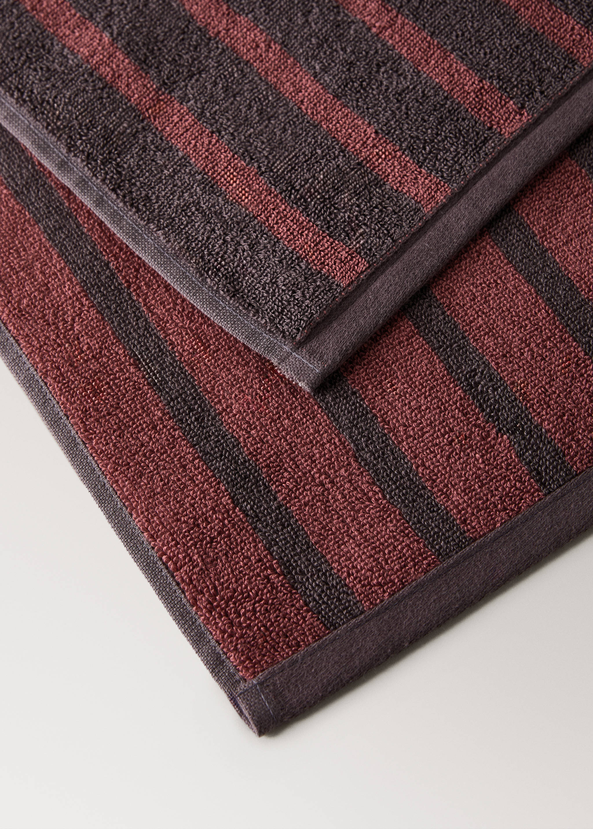 Cotton guest towel with two-tone stripes - Details of the article 2