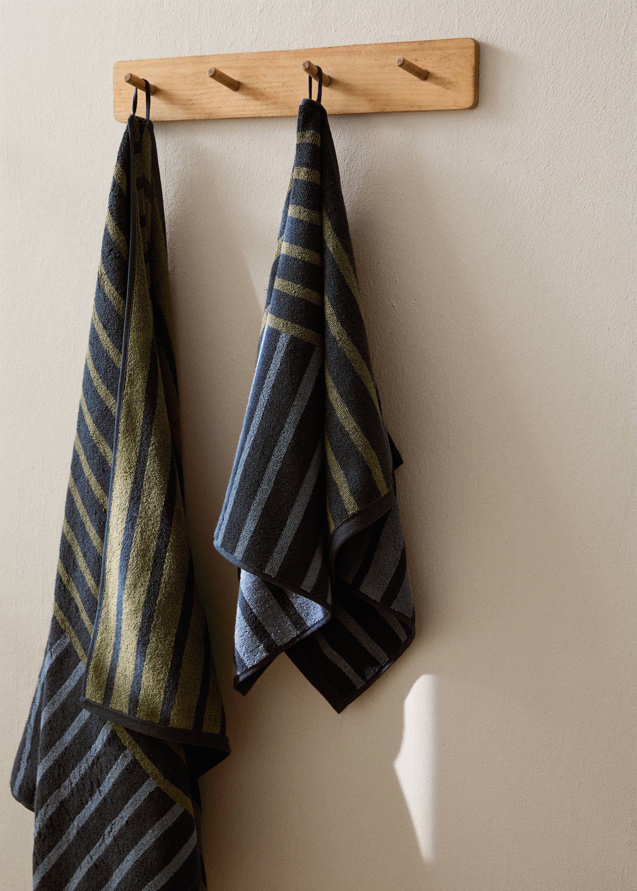 Handduk i bomull med tvåfärgade ränder - Allmän bild