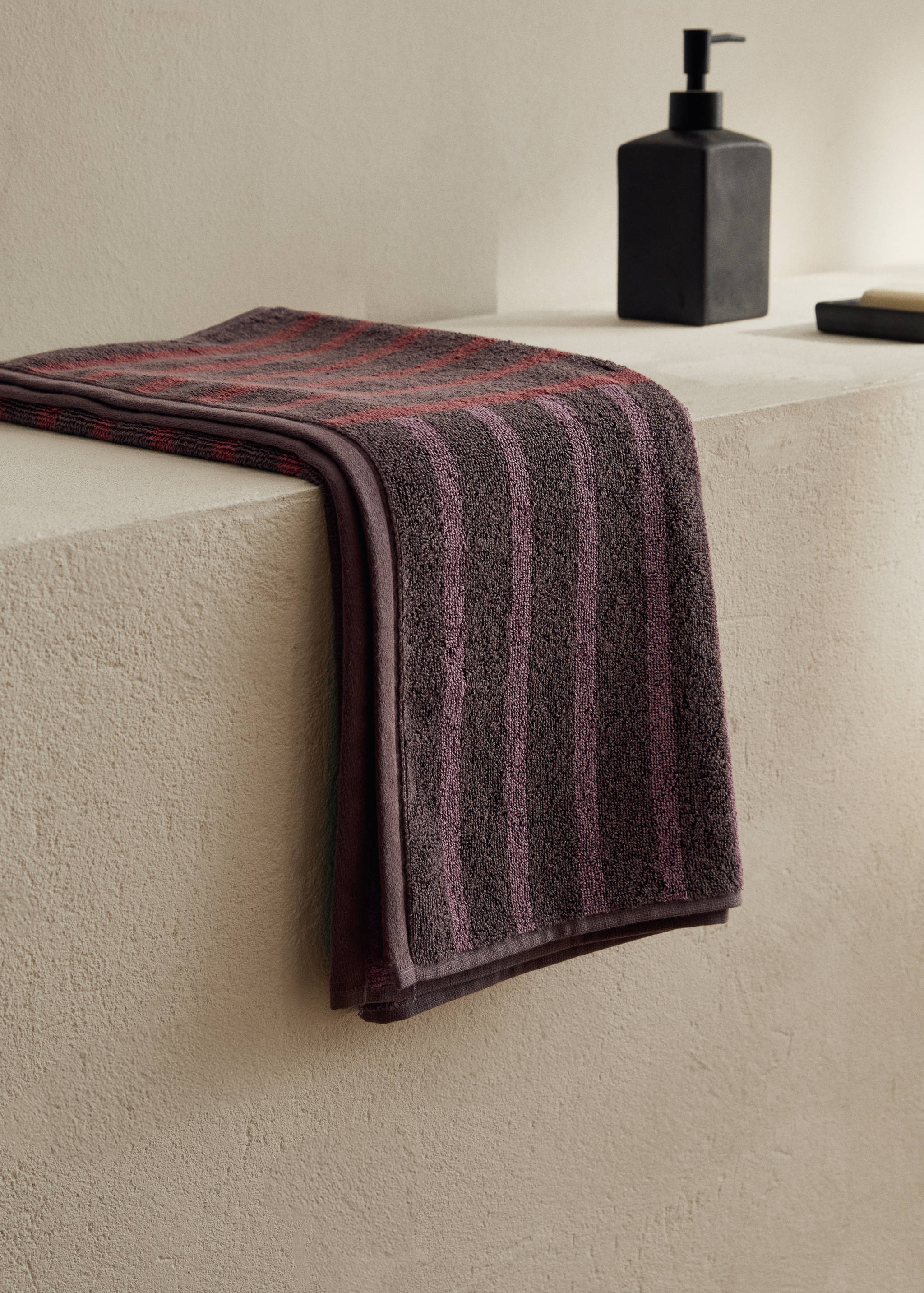 Handduk i bomull med tvåfärgade ränder - Allmän bild