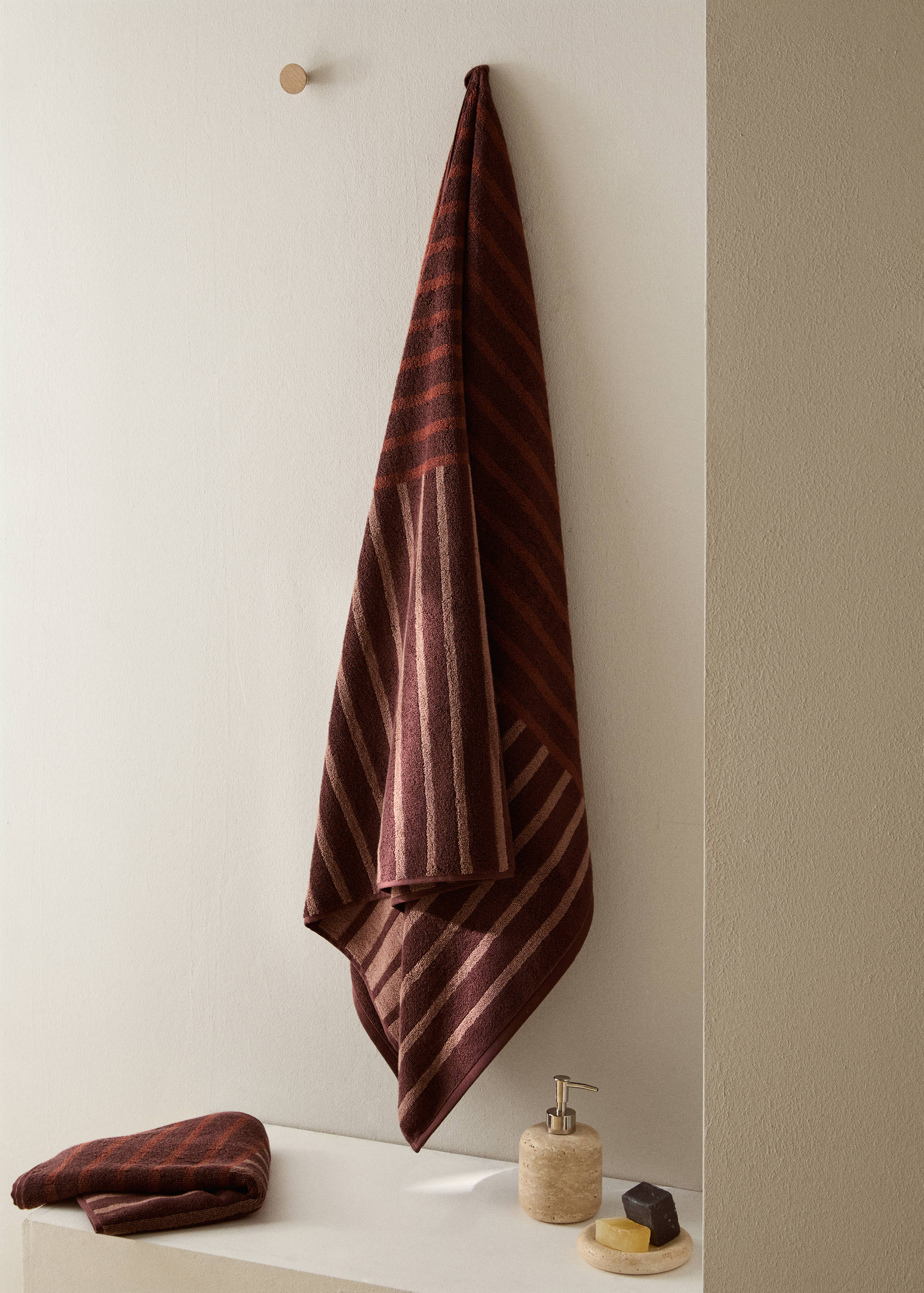 Toalha de banho de algodão com riscas bicolores - Plano geral