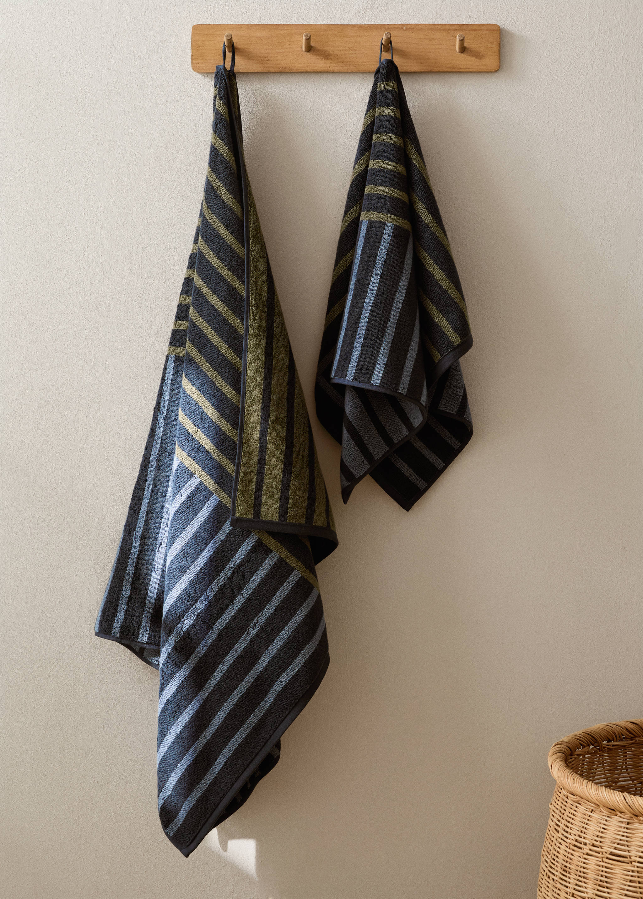 Toalha de banho de algodão com riscas bicolores - Plano geral