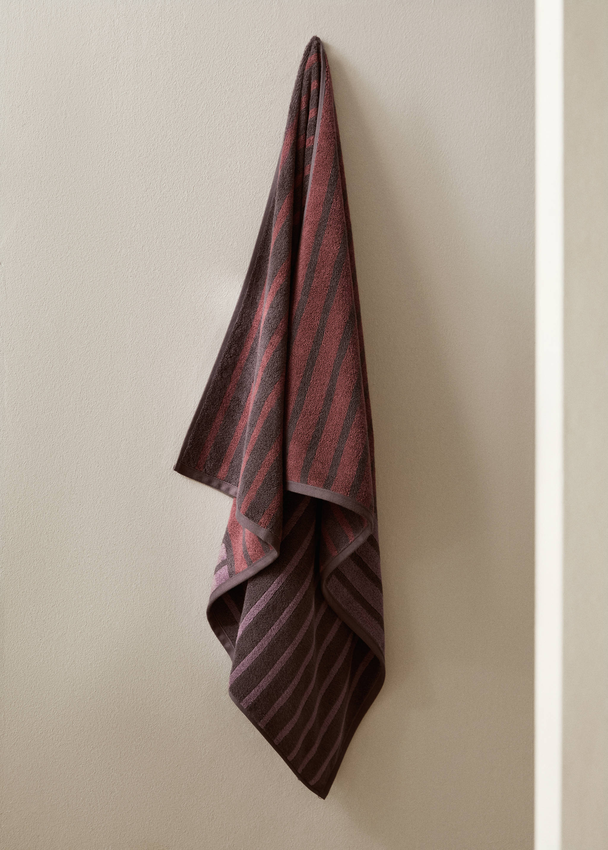 Toalha de banho de algodão com riscas bicolores - Plano geral