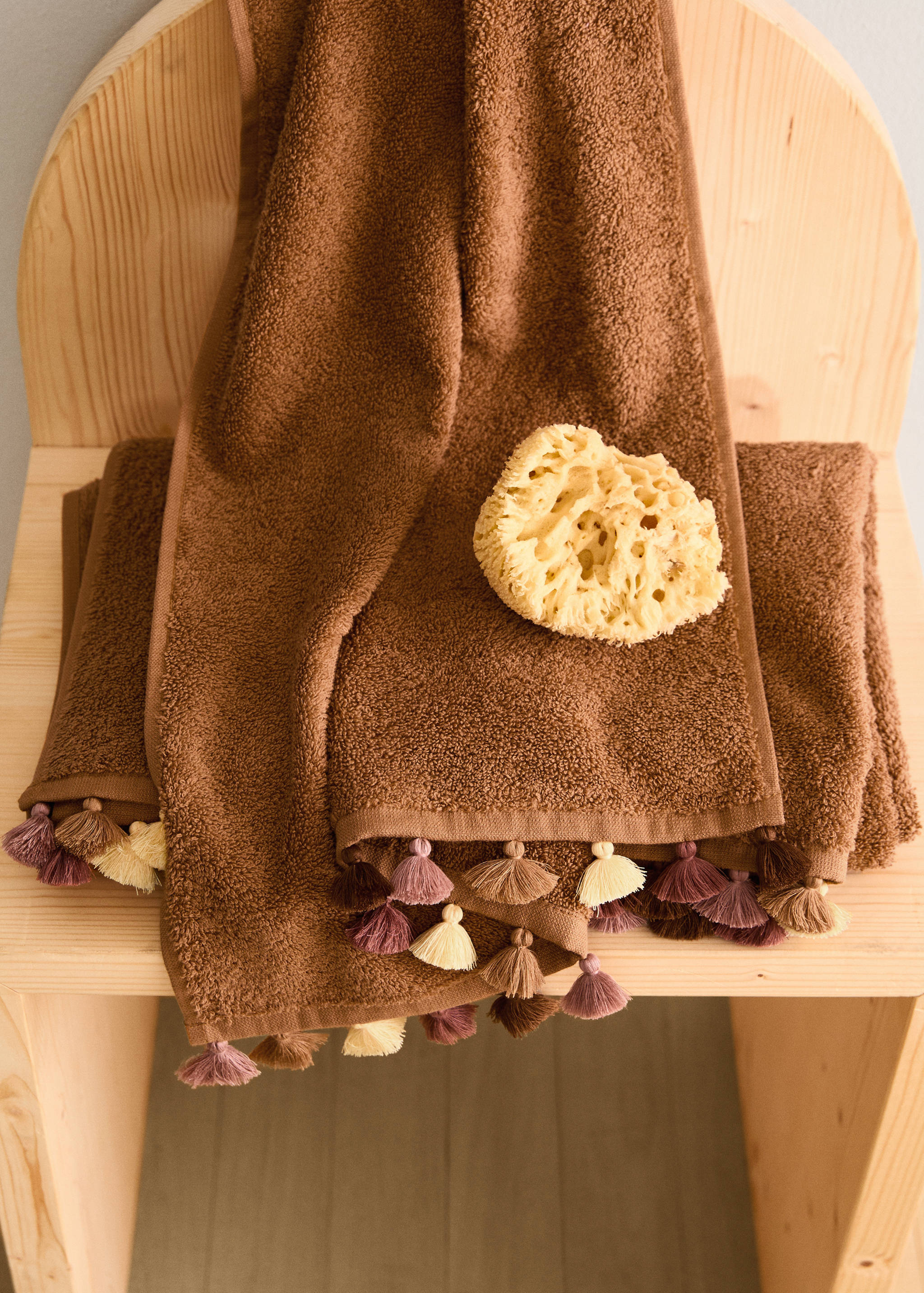 Katoenen kinderhanddoek met meerkleurige pompons - Overzichtstekening