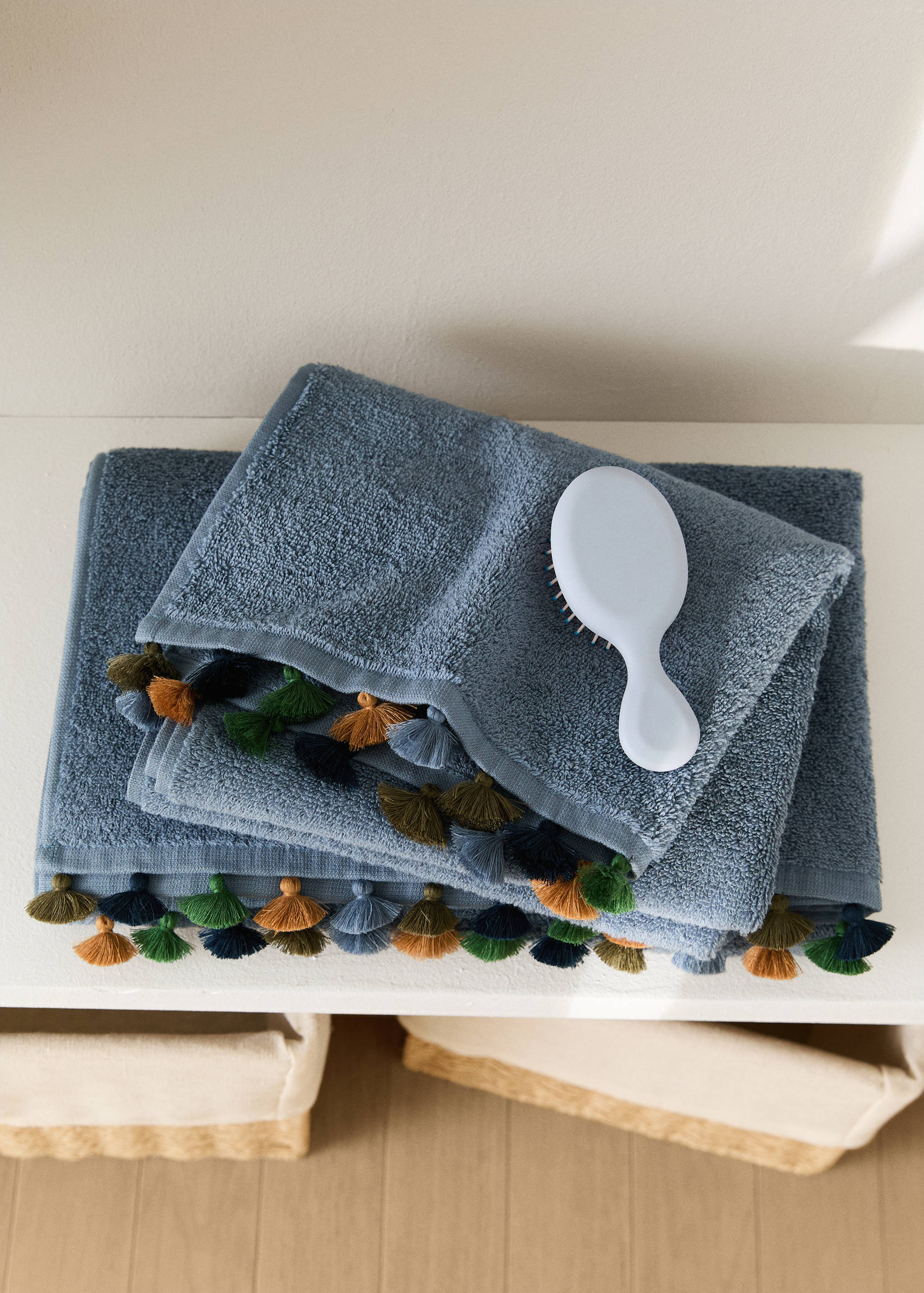 Katoenen kinderhanddoek met meerkleurige pompons - Overzichtstekening