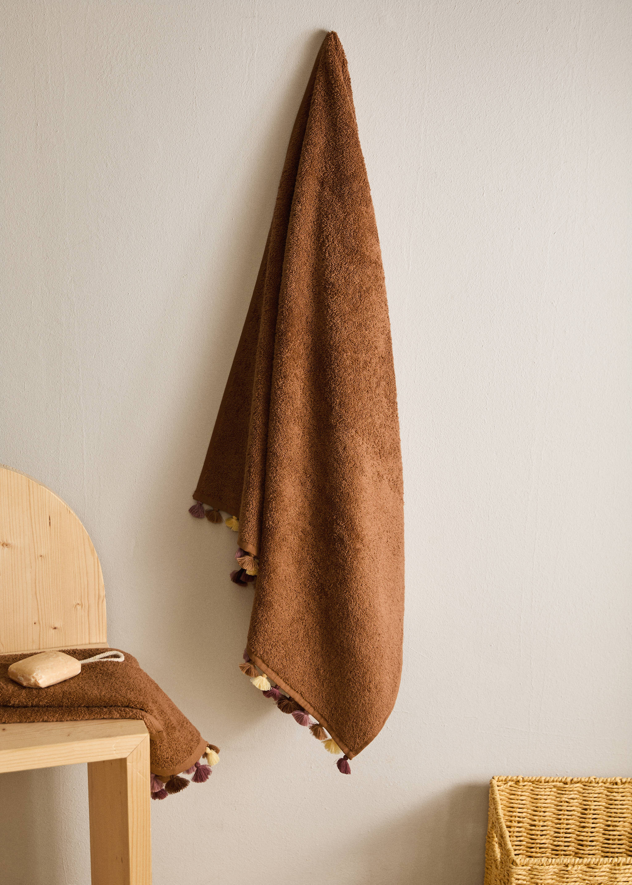 Children's cotton bath towel with multi-coloured pom-poms - General plane