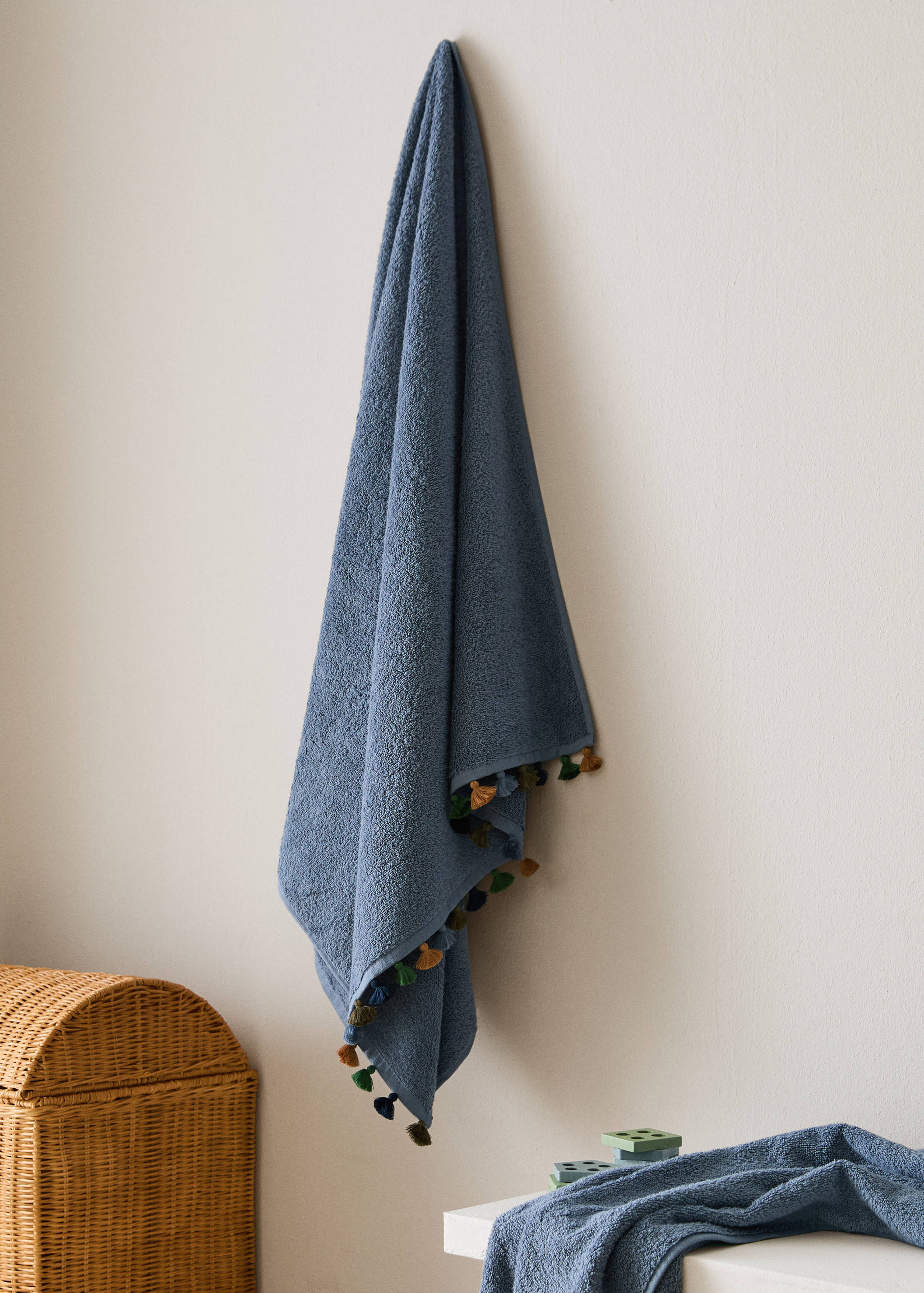 Children's cotton bath towel with multi-coloured pom-poms - General plane