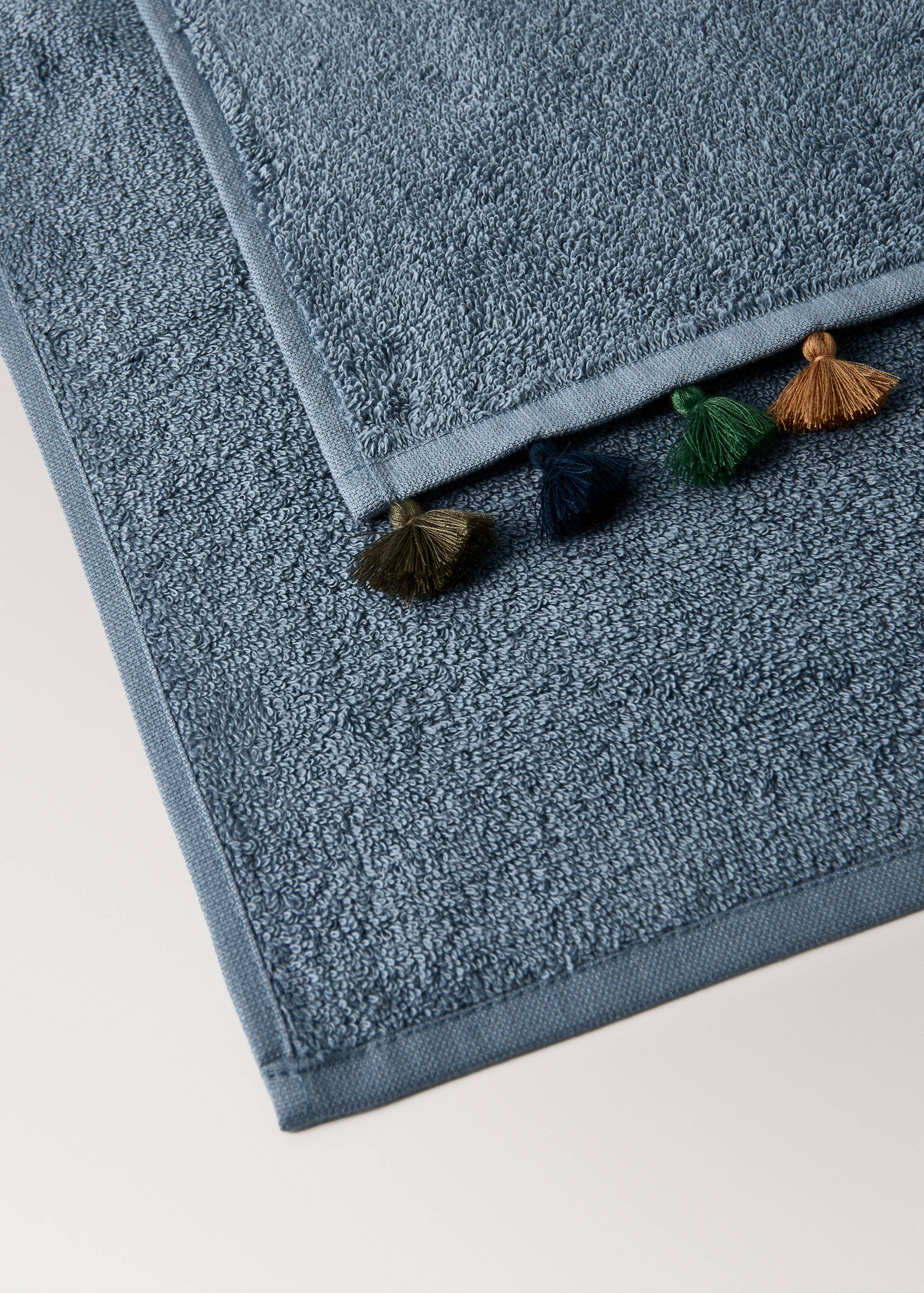 Children's cotton bath towel with multi-coloured pom-poms - Details of the article 1