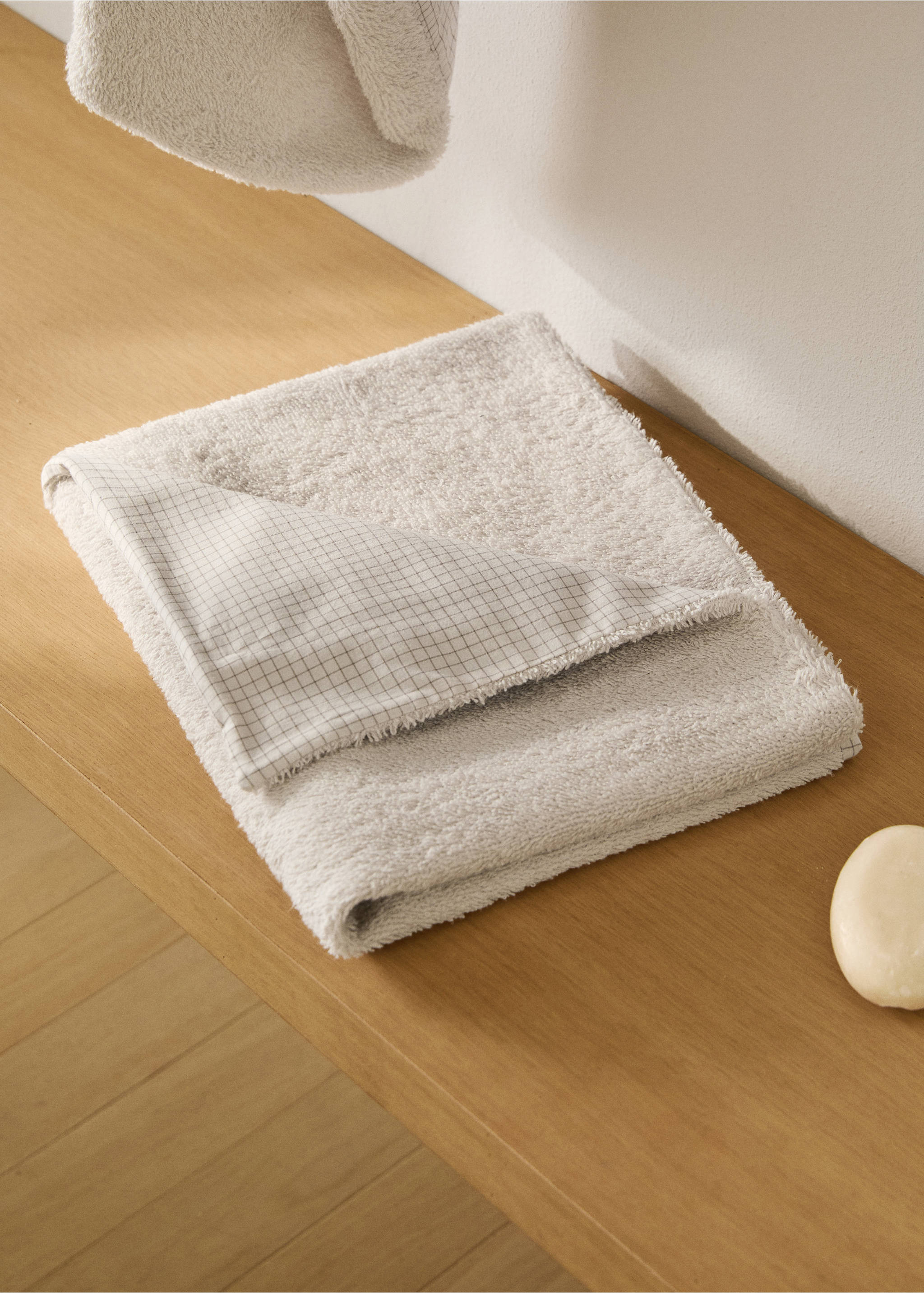 Barnhandduk i bomull med rutmönsterdetalj - Allmän bild, Mellanbrun. Ref: 17021633-00.