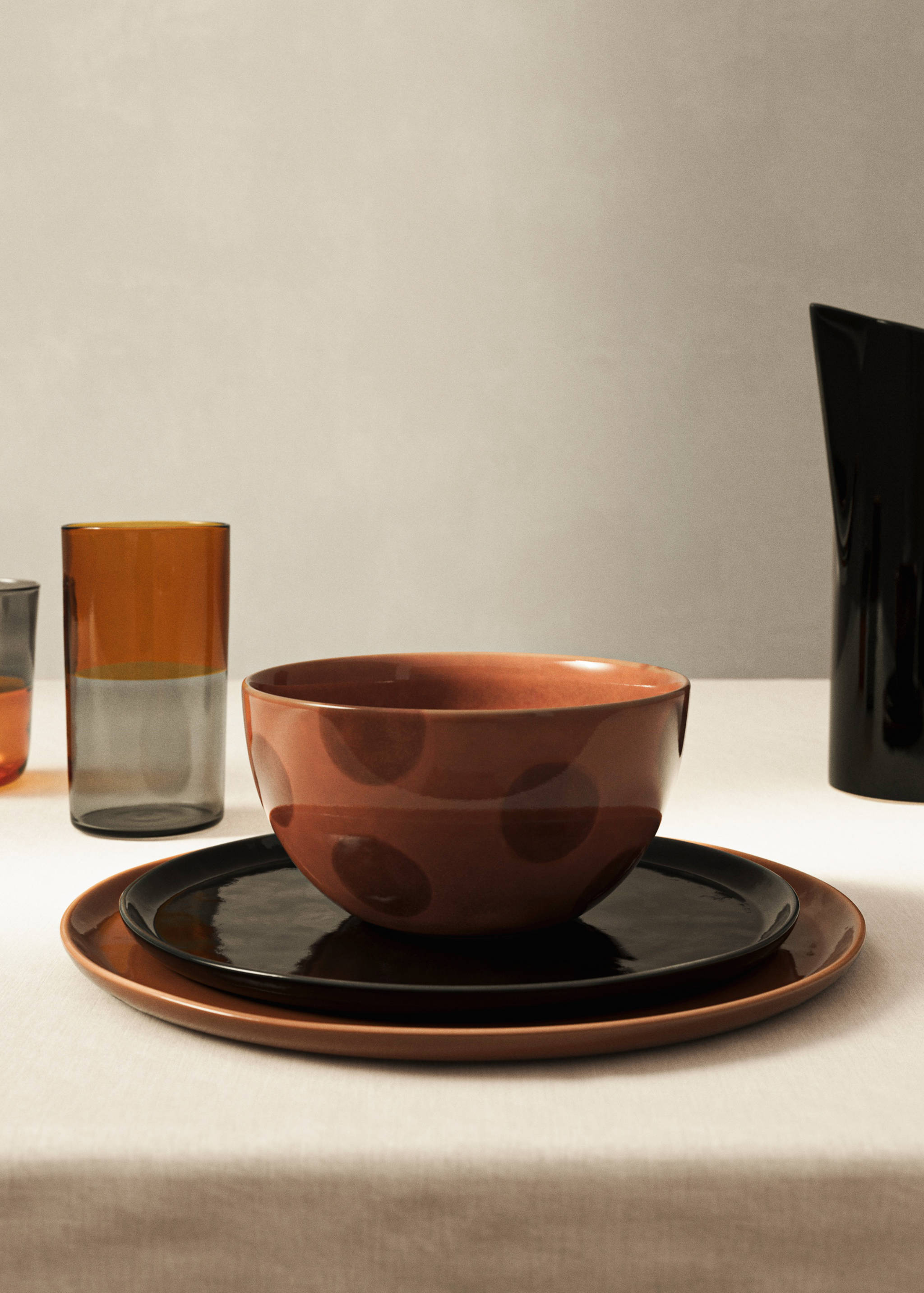 Ręcznie malowana miska z kamionki w kropki - Plan ogólny